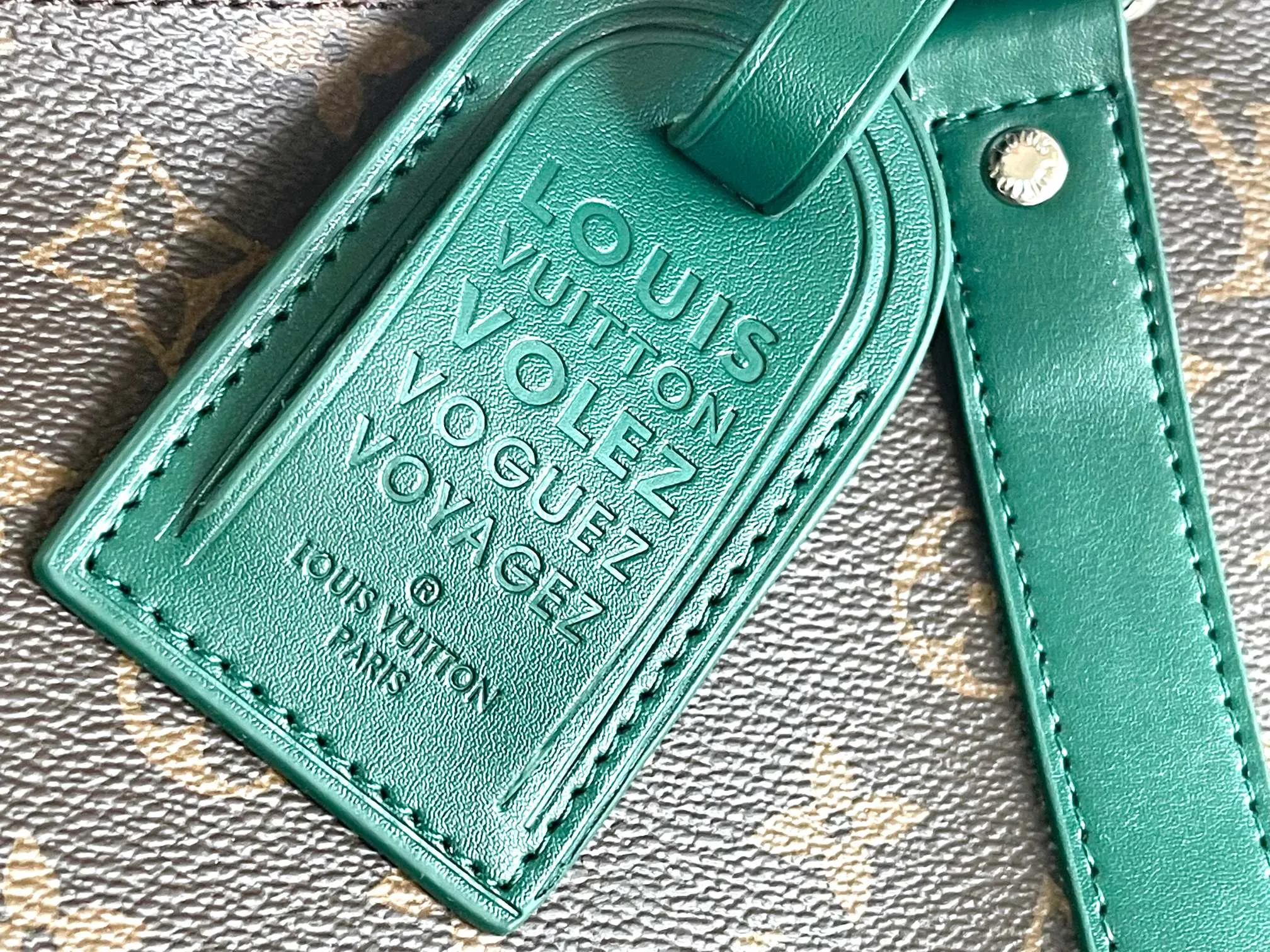 💰1140 Top Original M12634 Yellow M12633 Dark Blue M12629 Light Blue M12630 Dark Green Top Original This Keepall Bandoulière 50 travel bag is made of Monogram Macassar canvas, which simultaneously renders bright colors for the side straps, nameplate, fabric lining and top leather handle. The size of your carry-on luggage hides plenty of space. 50.0 x 29.0 x 23.0 cm (L x H x W) • Monogram Macassar coated canvas • Cow leather trim • Textile lining • Metal hardware • Carry-on dimensions • Double zipper closure • Padlock • Removable name tag • Internal zip pocket • Shoulder strap: removable, adjustable • Half-length strap: 36.0 cm • Half-length strap adjustable to: 50.0 cm • Handle: Double handle