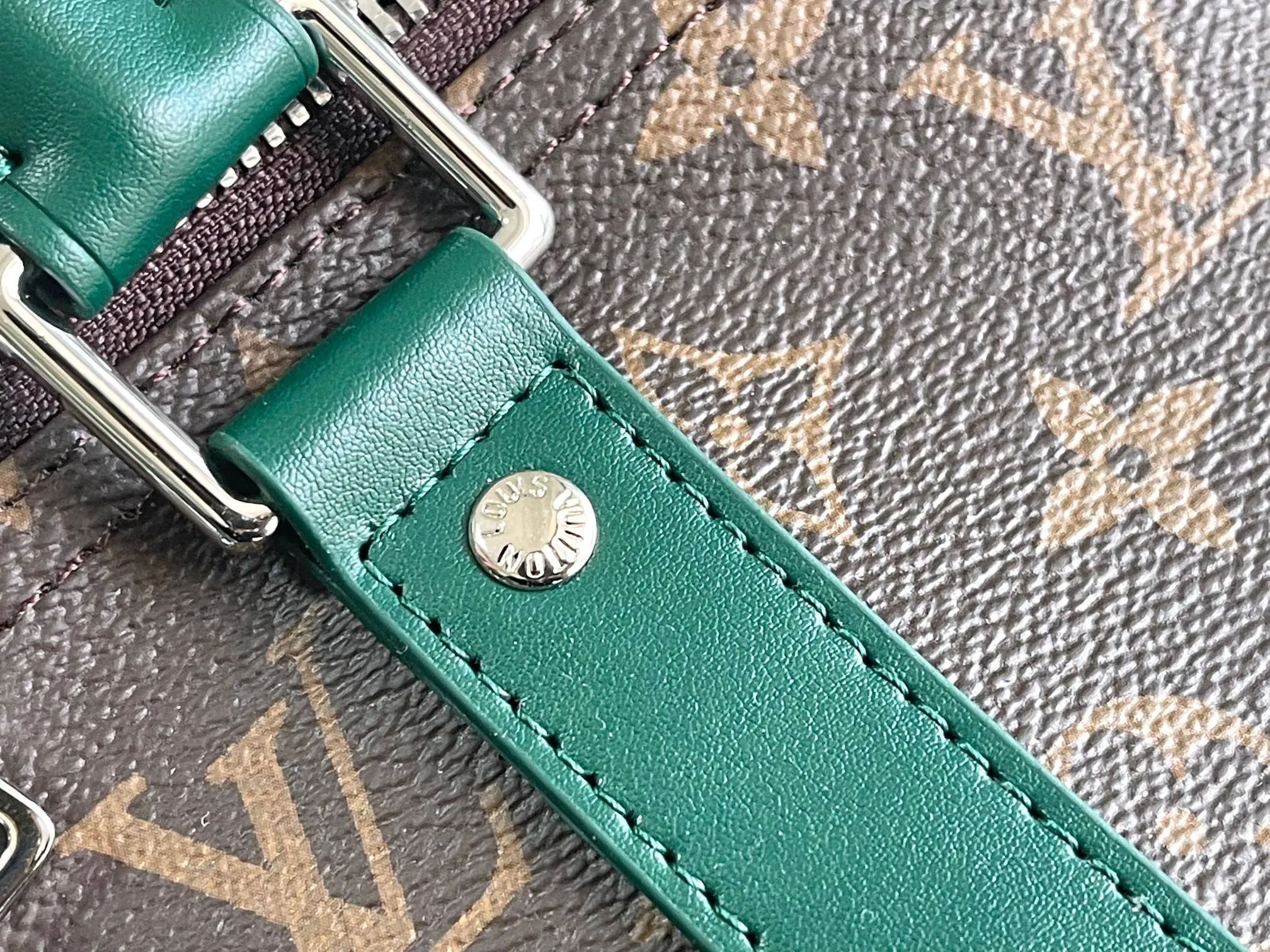 💰1140 Top Original M12634 Yellow M12633 Dark Blue M12629 Light Blue M12630 Dark Green Top Original This Keepall Bandoulière 50 travel bag is made of Monogram Macassar canvas, which simultaneously renders bright colors for the side straps, nameplate, fabric lining and top leather handle. The size of your carry-on luggage hides plenty of space. 50.0 x 29.0 x 23.0 cm (L x H x W) • Monogram Macassar coated canvas • Cow leather trim • Textile lining • Metal hardware • Carry-on dimensions • Double zipper closure • Padlock • Removable name tag • Internal zip pocket • Shoulder strap: removable, adjustable • Half-length strap: 36.0 cm • Half-length strap adjustable to: 50.0 cm • Handle: Double handle