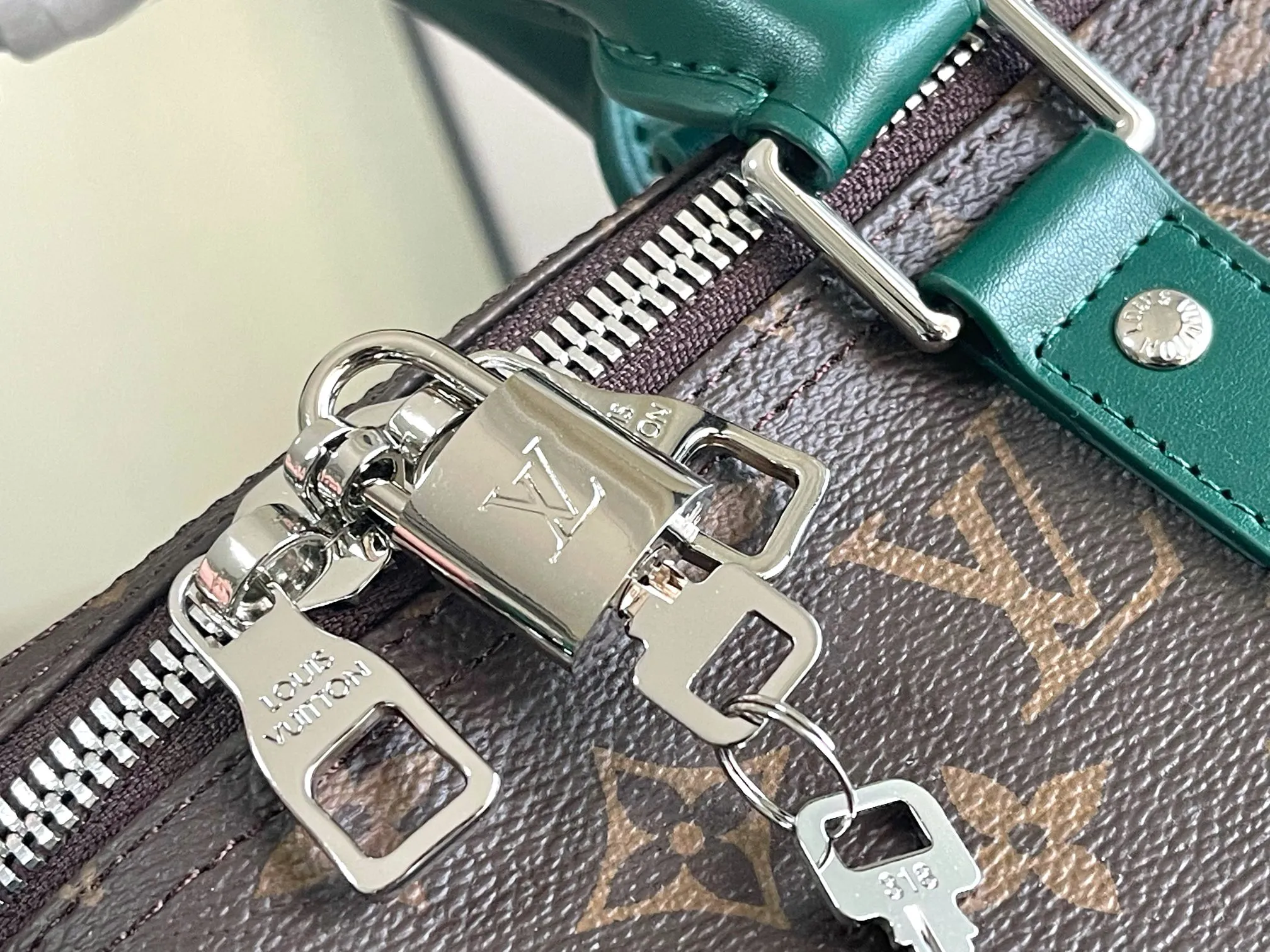 💰1140 Top Original M12634 Yellow M12633 Dark Blue M12629 Light Blue M12630 Dark Green Top Original This Keepall Bandoulière 50 travel bag is made of Monogram Macassar canvas, which simultaneously renders bright colors for the side straps, nameplate, fabric lining and top leather handle. The size of your carry-on luggage hides plenty of space. 50.0 x 29.0 x 23.0 cm (L x H x W) • Monogram Macassar coated canvas • Cow leather trim • Textile lining • Metal hardware • Carry-on dimensions • Double zipper closure • Padlock • Removable name tag • Internal zip pocket • Shoulder strap: removable, adjustable • Half-length strap: 36.0 cm • Half-length strap adjustable to: 50.0 cm • Handle: Double handle