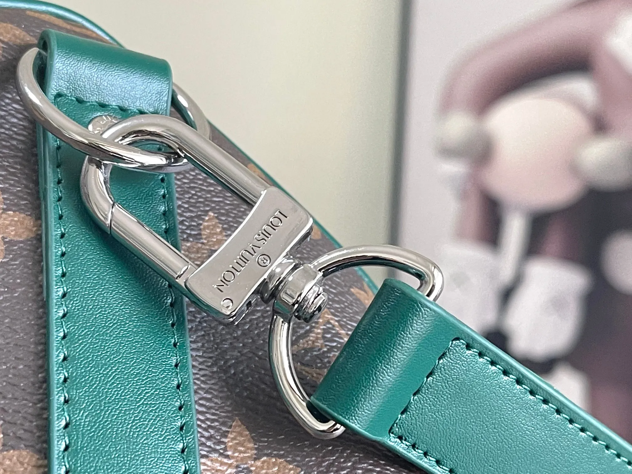 💰1140 Top Original M12634 Yellow M12633 Dark Blue M12629 Light Blue M12630 Dark Green Top Original This Keepall Bandoulière 50 travel bag is made of Monogram Macassar canvas, which simultaneously renders bright colors for the side straps, nameplate, fabric lining and top leather handle. The size of your carry-on luggage hides plenty of space. 50.0 x 29.0 x 23.0 cm (L x H x W) • Monogram Macassar coated canvas • Cow leather trim • Textile lining • Metal hardware • Carry-on dimensions • Double zipper closure • Padlock • Removable name tag • Internal zip pocket • Shoulder strap: removable, adjustable • Half-length strap: 36.0 cm • Half-length strap adjustable to: 50.0 cm • Handle: Double handle