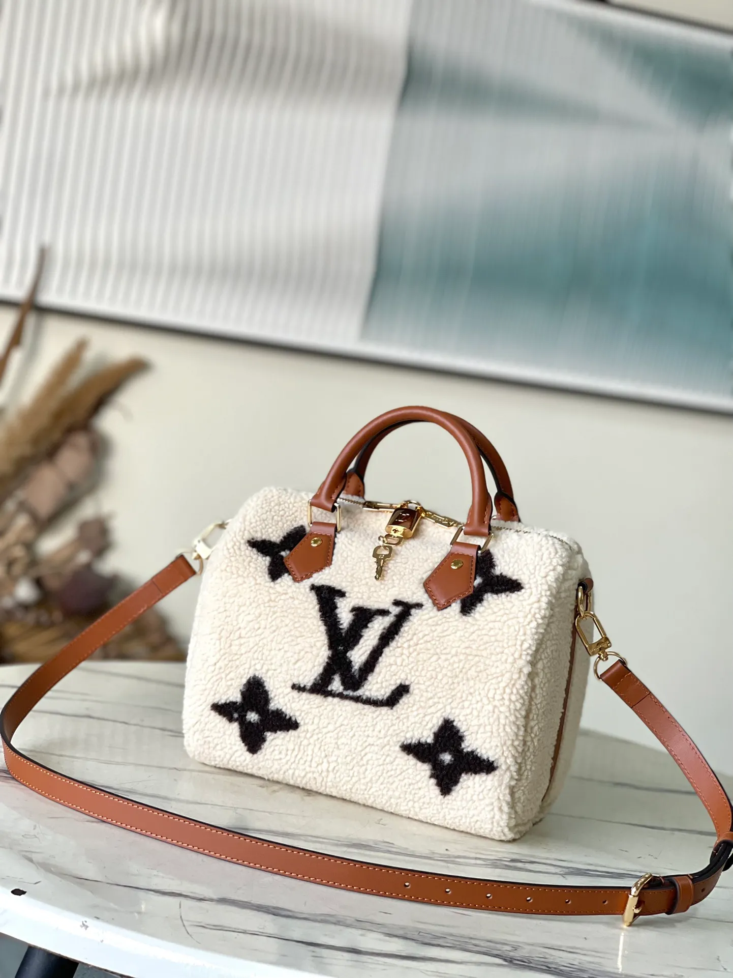 💰1300 Top original order M23468 White lamb velvet is made of soft wool leather with grained leather trimmings. It relies on complex intarsia technology to outline the PPGiant Monogram pattern, showing the trend of the winter series. Rolled leather top handles and removable and adjustable leather shoulder strap allow for a variety of carrying options. Dimensions: 25.0 x 19.0 x 15.0 cm