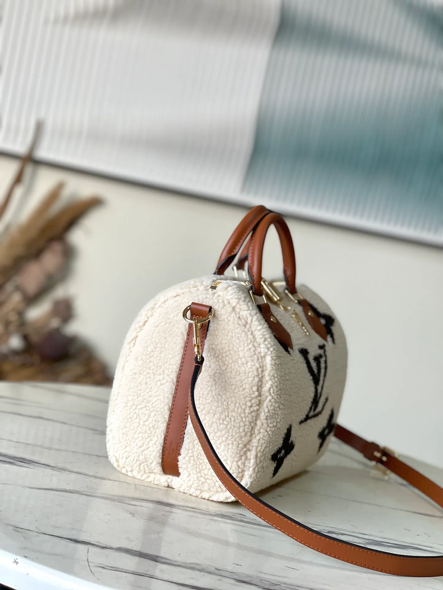 💰1300 Top original order M23468 White lamb velvet is made of soft wool leather with grained leather trimmings. It relies on complex intarsia technology to outline the PPGiant Monogram pattern, showing the trend of the winter series. Rolled leather top handles and removable and adjustable leather shoulder strap allow for a variety of carrying options. Dimensions: 25.0 x 19.0 x 15.0 cm