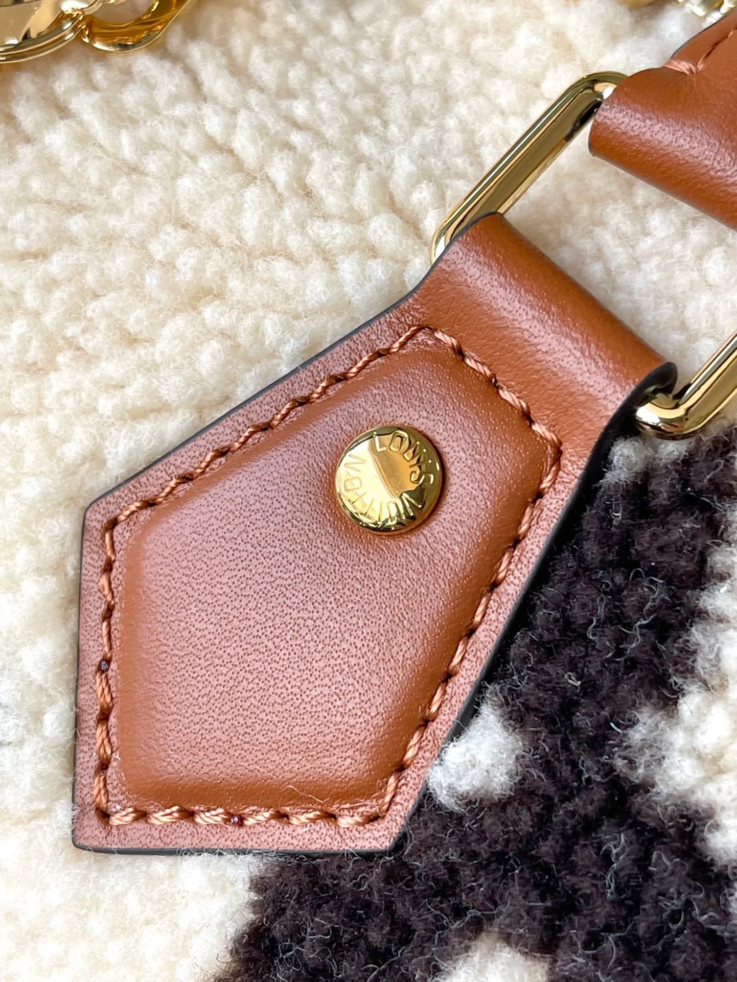 💰1300 Top original order M23468 White lamb velvet is made of soft wool leather with grained leather trimmings. It relies on complex intarsia technology to outline the PPGiant Monogram pattern, showing the trend of the winter series. Rolled leather top handles and removable and adjustable leather shoulder strap allow for a variety of carrying options. Dimensions: 25.0 x 19.0 x 15.0 cm