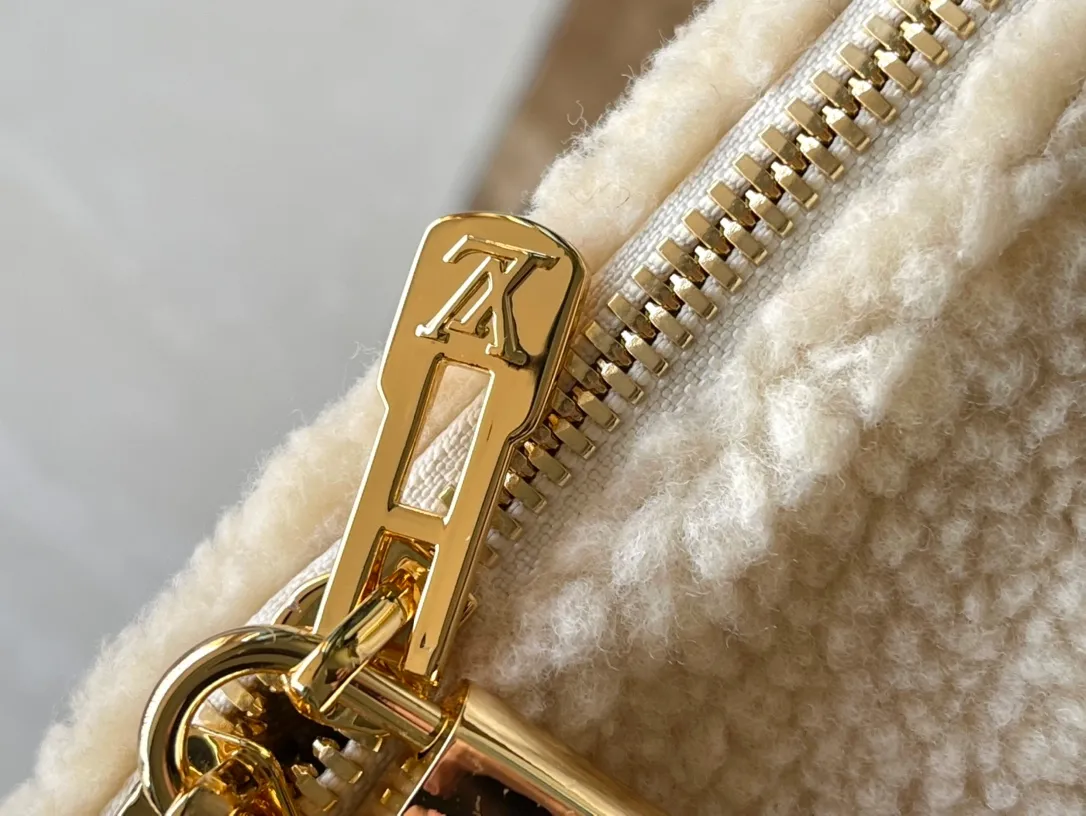 💰1300 Top original order M23468 White lamb velvet is made of soft wool leather with grained leather trimmings. It relies on complex intarsia technology to outline the PPGiant Monogram pattern, showing the trend of the winter series. Rolled leather top handles and removable and adjustable leather shoulder strap allow for a variety of carrying options. Dimensions: 25.0 x 19.0 x 15.0 cm