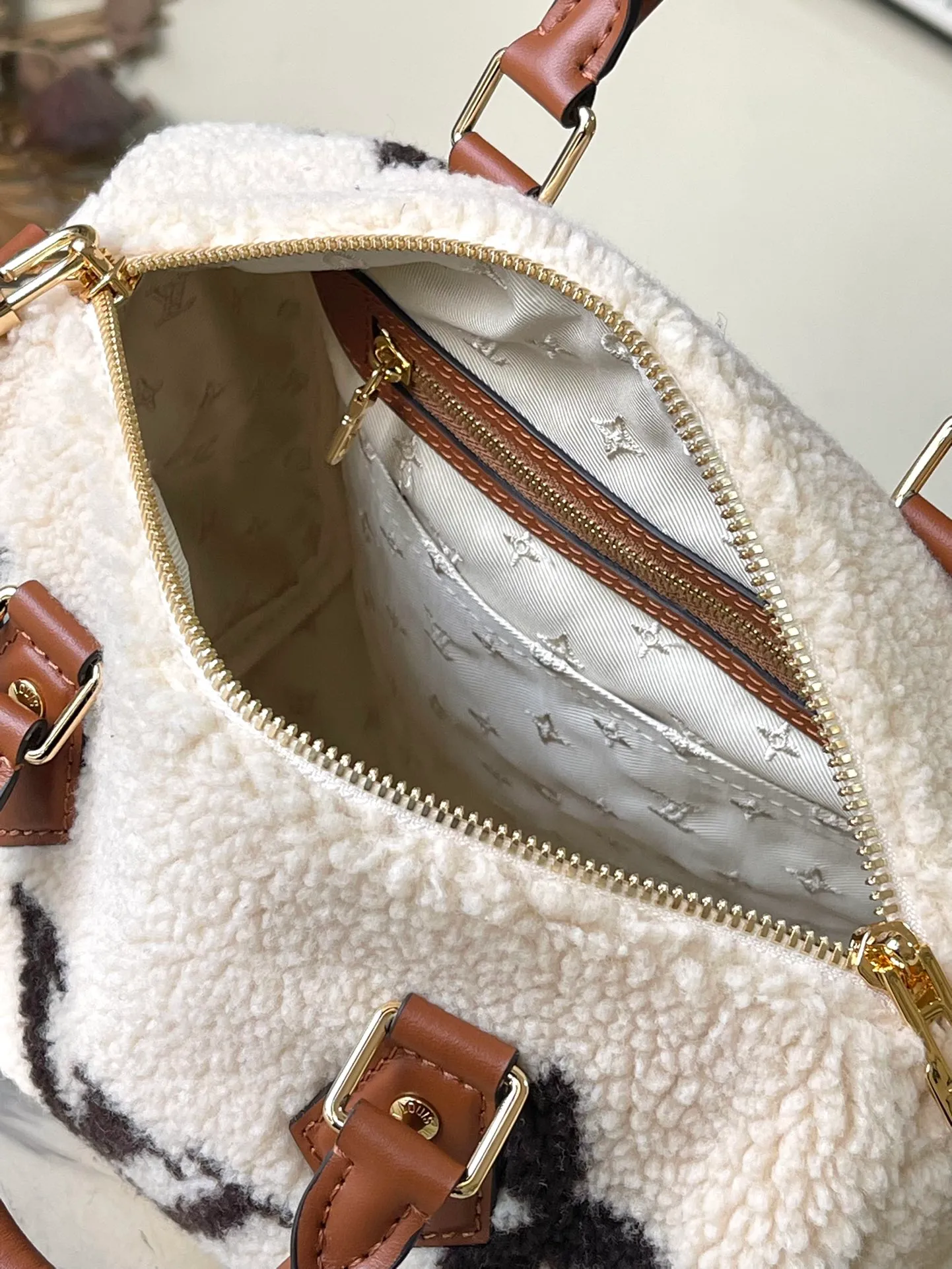 💰1300 Top original order M23468 White lamb velvet is made of soft wool leather with grained leather trimmings. It relies on complex intarsia technology to outline the PPGiant Monogram pattern, showing the trend of the winter series. Rolled leather top handles and removable and adjustable leather shoulder strap allow for a variety of carrying options. Dimensions: 25.0 x 19.0 x 15.0 cm