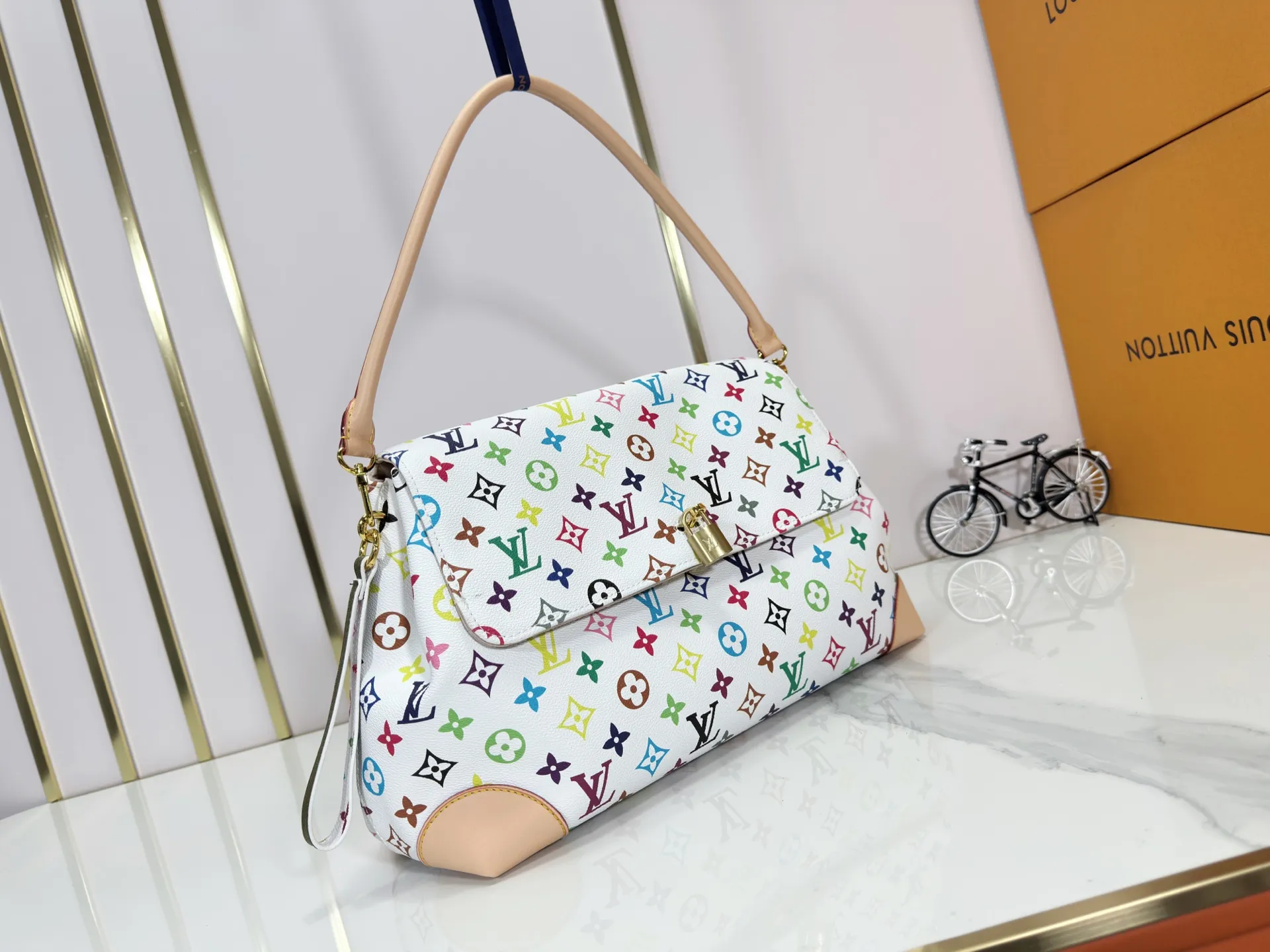 P320 Upgraded original M14473 This Hide Away handbag is made of Monogram coated canvas, integrating clean lines with the brand's traditional elements, creating an excellent choice for both work and leisure. The metal padlock and Toron handles harken back to 1930s archival style, and a hidden interior compartment keeps valuables safe. Dimensions: 36.0 x 26.0 x 18.0 cm (length x height x width)