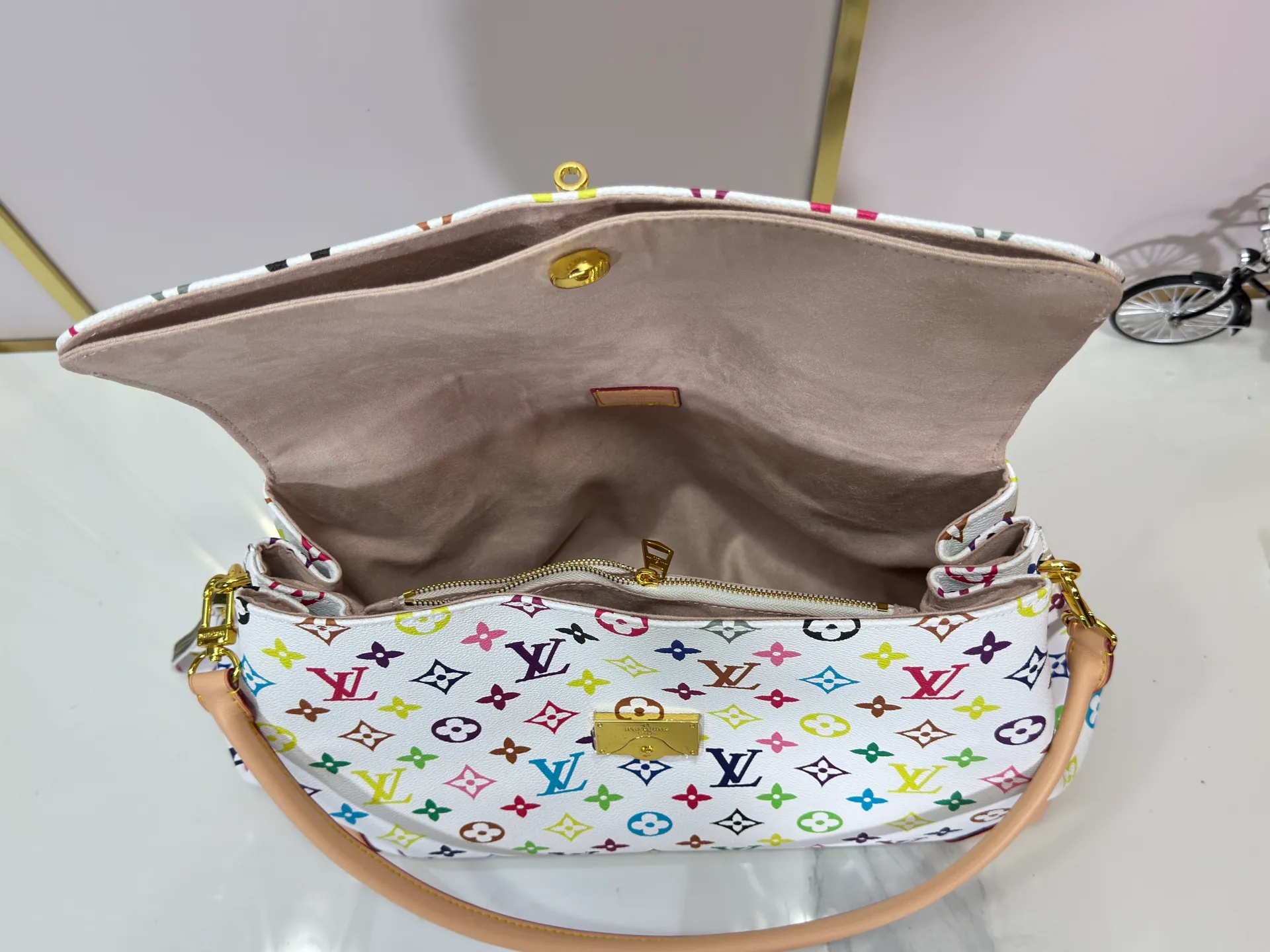 P320 Upgraded original M14473 This Hide Away handbag is made of Monogram coated canvas, integrating clean lines with the brand's traditional elements, creating an excellent choice for both work and leisure. The metal padlock and Toron handles harken back to 1930s archival style, and a hidden interior compartment keeps valuables safe. Dimensions: 36.0 x 26.0 x 18.0 cm (length x height x width)
