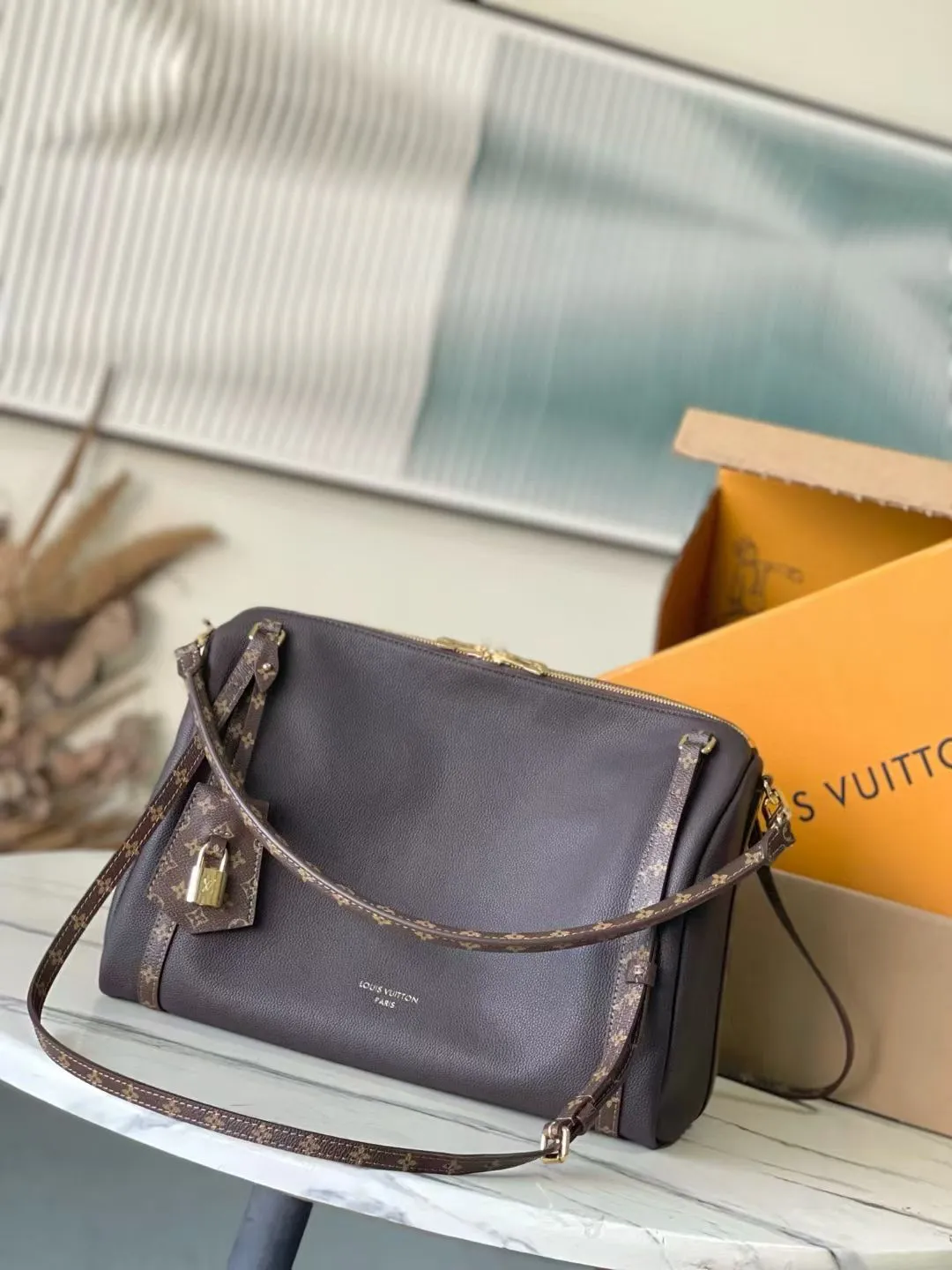 💰1140 (top layer leather) top original order M26397 This season’s Express medium handbag is specially crafted for modern women. This iconic design features a calfskin body with classic Monogram canvas trim. The Monogram jacquard lining pays tribute to the brand's long heritage, making it a perfect choice for urban life. It can be worn in various ways at will. The key bag and padlock are the finishing touches, adding subtle details to the overall design. Dimensions: 36 × 24 × 18.5 cm