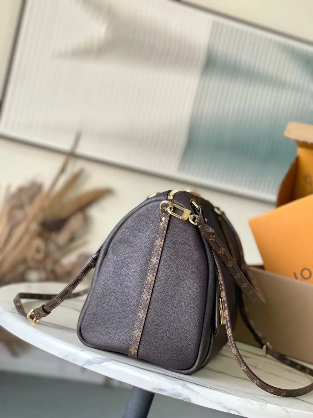 💰1140 (top layer leather) top original order M26397 This season’s Express medium handbag is specially crafted for modern women. This iconic design features a calfskin body with classic Monogram canvas trim. The Monogram jacquard lining pays tribute to the brand's long heritage, making it a perfect choice for urban life. It can be worn in various ways at will. The key bag and padlock are the finishing touches, adding subtle details to the overall design. Dimensions: 36 × 24 × 18.5 cm