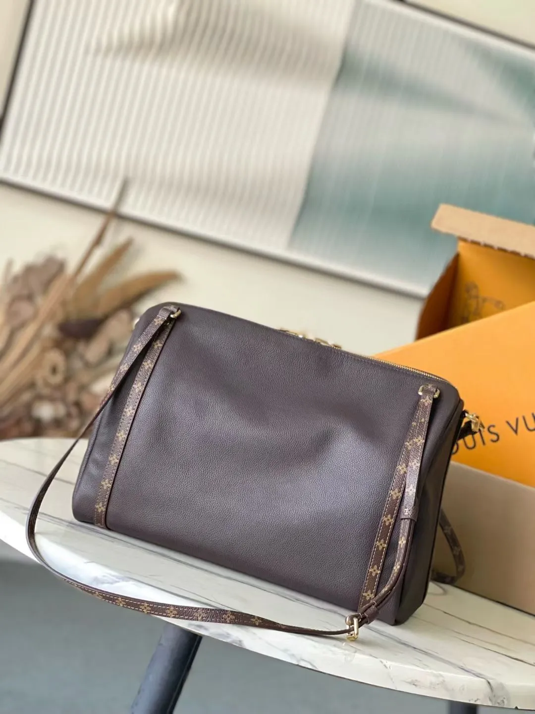 💰1140 (top layer leather) top original order M26397 This season’s Express medium handbag is specially crafted for modern women. This iconic design features a calfskin body with classic Monogram canvas trim. The Monogram jacquard lining pays tribute to the brand's long heritage, making it a perfect choice for urban life. It can be worn in various ways at will. The key bag and padlock are the finishing touches, adding subtle details to the overall design. Dimensions: 36 × 24 × 18.5 cm
