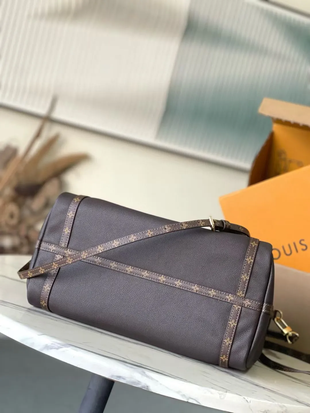 💰1140 (top layer leather) top original order M26397 This season’s Express medium handbag is specially crafted for modern women. This iconic design features a calfskin body with classic Monogram canvas trim. The Monogram jacquard lining pays tribute to the brand's long heritage, making it a perfect choice for urban life. It can be worn in various ways at will. The key bag and padlock are the finishing touches, adding subtle details to the overall design. Dimensions: 36 × 24 × 18.5 cm
