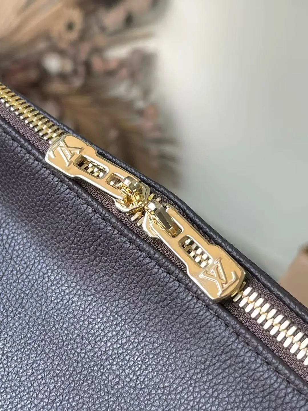 💰1140 (top layer leather) top original order M26397 This season’s Express medium handbag is specially crafted for modern women. This iconic design features a calfskin body with classic Monogram canvas trim. The Monogram jacquard lining pays tribute to the brand's long heritage, making it a perfect choice for urban life. It can be worn in various ways at will. The key bag and padlock are the finishing touches, adding subtle details to the overall design. Dimensions: 36 × 24 × 18.5 cm