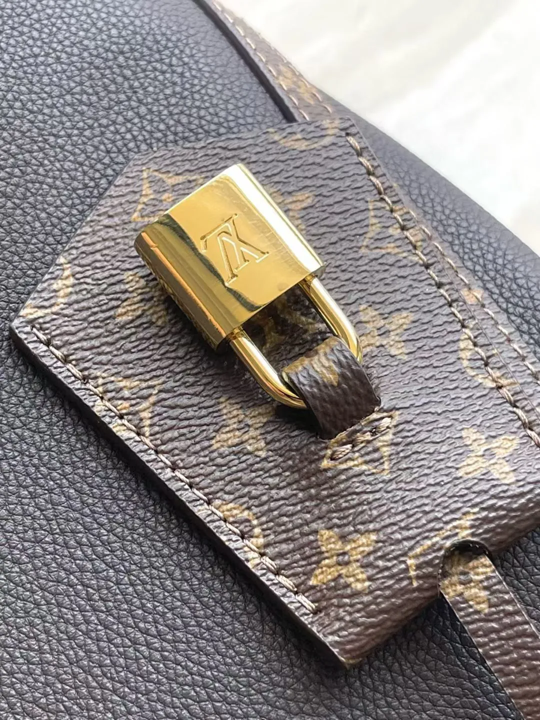 💰1140 (top layer leather) top original order M26397 This season’s Express medium handbag is specially crafted for modern women. This iconic design features a calfskin body with classic Monogram canvas trim. The Monogram jacquard lining pays tribute to the brand's long heritage, making it a perfect choice for urban life. It can be worn in various ways at will. The key bag and padlock are the finishing touches, adding subtle details to the overall design. Dimensions: 36 × 24 × 18.5 cm