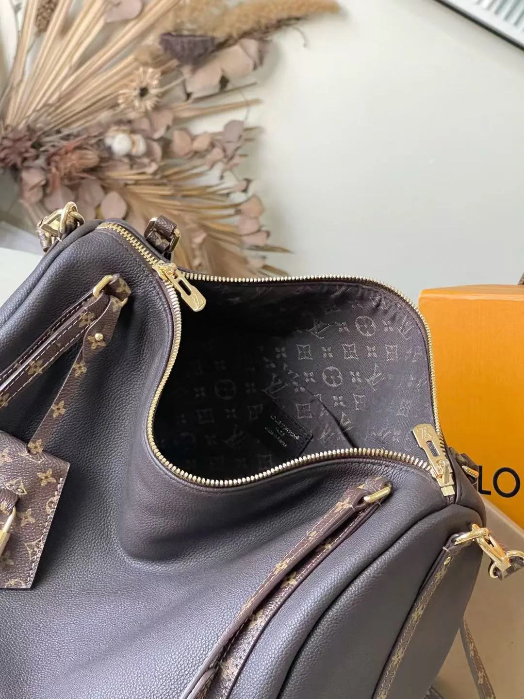 💰1140 (top layer leather) top original order M26397 This season’s Express medium handbag is specially crafted for modern women. This iconic design features a calfskin body with classic Monogram canvas trim. The Monogram jacquard lining pays tribute to the brand's long heritage, making it a perfect choice for urban life. It can be worn in various ways at will. The key bag and padlock are the finishing touches, adding subtle details to the overall design. Dimensions: 36 × 24 × 18.5 cm
