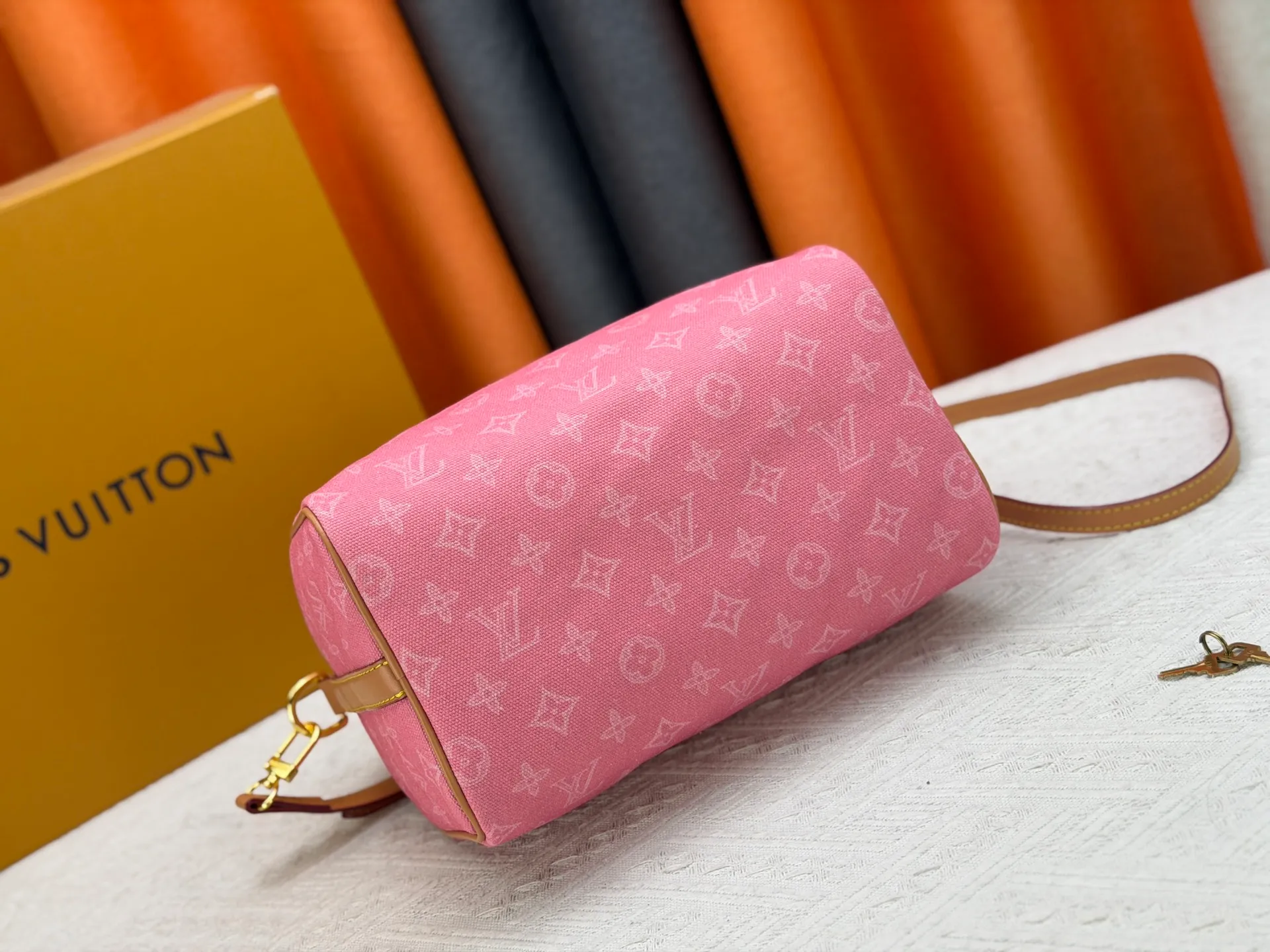 P260 N25728 LV pillow 130th anniversary special edition | Spring atmosphere 🍃 LV 130th anniversary special edition really makes me excited! This light green color is amazing, gentle and high-end. It instantly makes your back three times whiter ✨ The low-saturated tone doesn’t matter what clothes you wear, and you can wear it casually. Size 25 18.5 Larger Item No. 27528