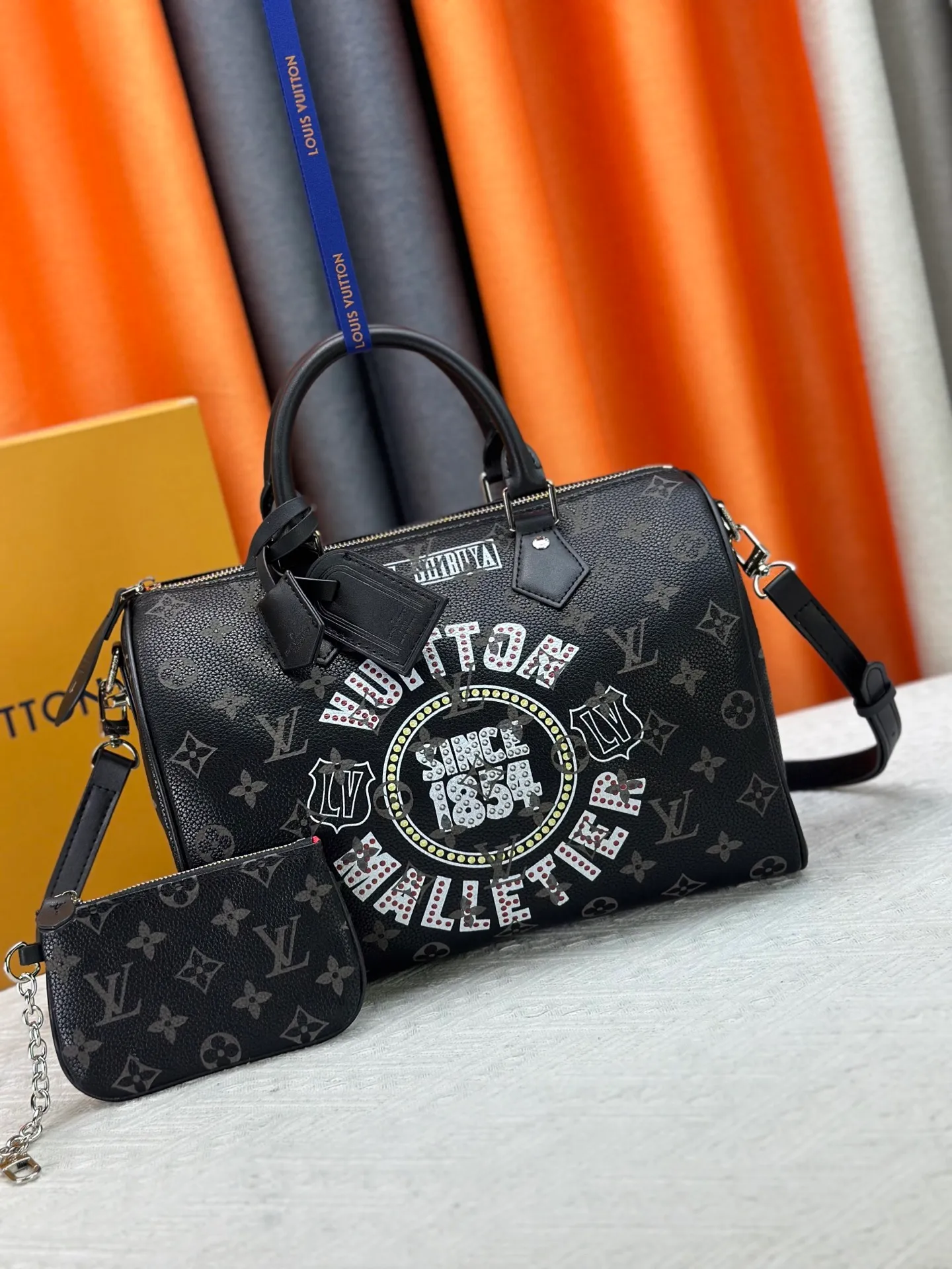P320 upgraded original M26174 M26175 M26176 M26178 M26180 M24424 LV Speedy 30 Graffiti Pillow Bag Travel Bag Logo-level eye-catching texture and elegant temperament, casual and versatile, which is also the main reason why I bought it. With the soft and tender lambskin material, in short, it can handle various styles of commuting and leisure bags, and it is not a loss. Dimensions: 30×21x17