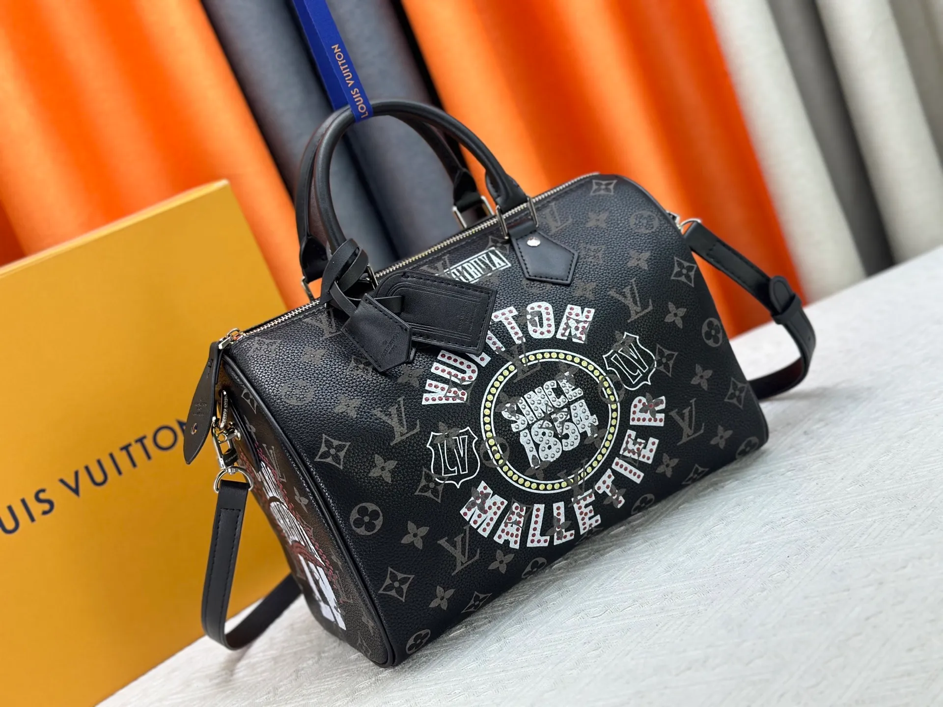 P320 upgraded original M26174 M26175 M26176 M26178 M26180 M24424 LV Speedy 30 Graffiti Pillow Bag Travel Bag Logo-level eye-catching texture and elegant temperament, casual and versatile, which is also the main reason why I bought it. With the soft and tender lambskin material, in short, it can handle various styles of commuting and leisure bags, and it is not a loss. Dimensions: 30×21x17