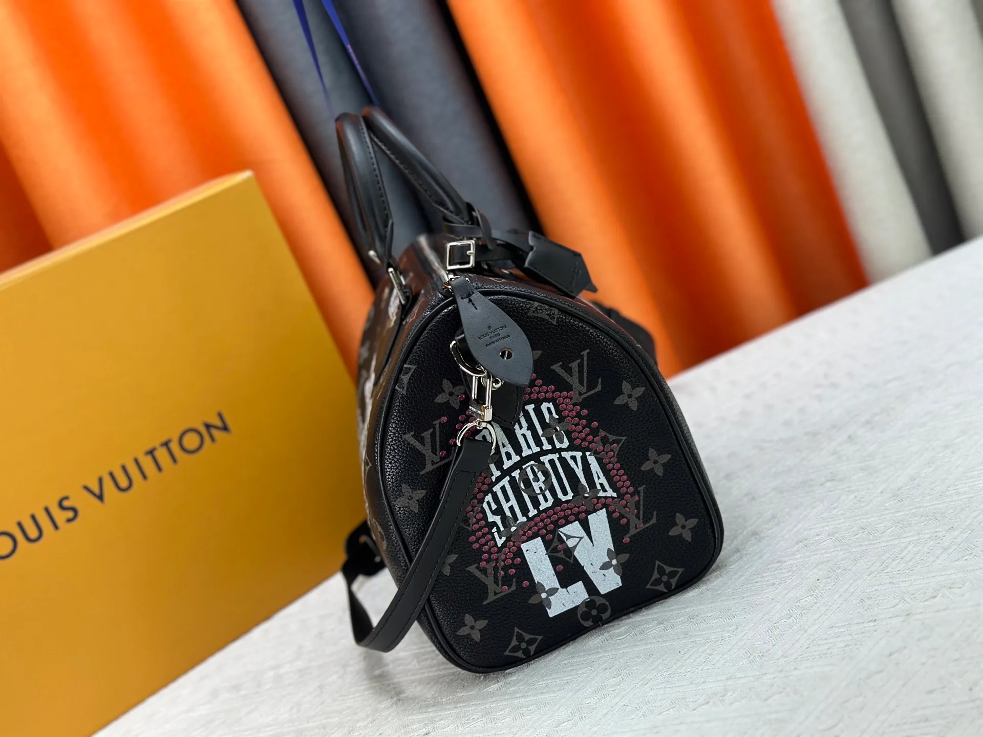 P320 upgraded original M26174 M26175 M26176 M26178 M26180 M24424 LV Speedy 30 Graffiti Pillow Bag Travel Bag Logo-level eye-catching texture and elegant temperament, casual and versatile, which is also the main reason why I bought it. With the soft and tender lambskin material, in short, it can handle various styles of commuting and leisure bags, and it is not a loss. Dimensions: 30×21x17