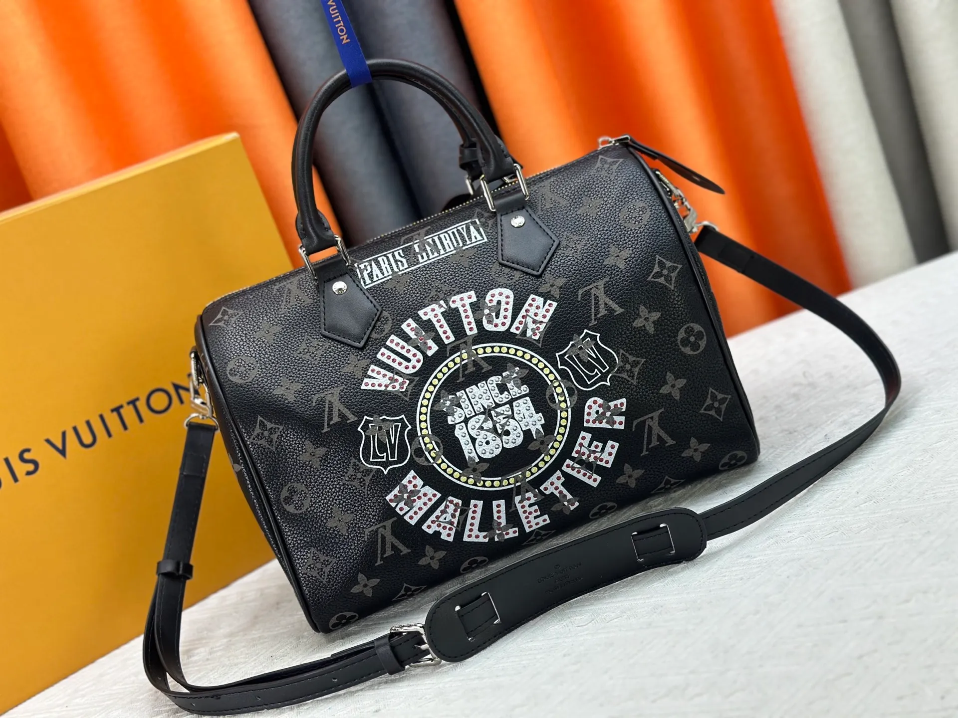 P320 upgraded original M26174 M26175 M26176 M26178 M26180 M24424 LV Speedy 30 Graffiti Pillow Bag Travel Bag Logo-level eye-catching texture and elegant temperament, casual and versatile, which is also the main reason why I bought it. With the soft and tender lambskin material, in short, it can handle various styles of commuting and leisure bags, and it is not a loss. Dimensions: 30×21x17