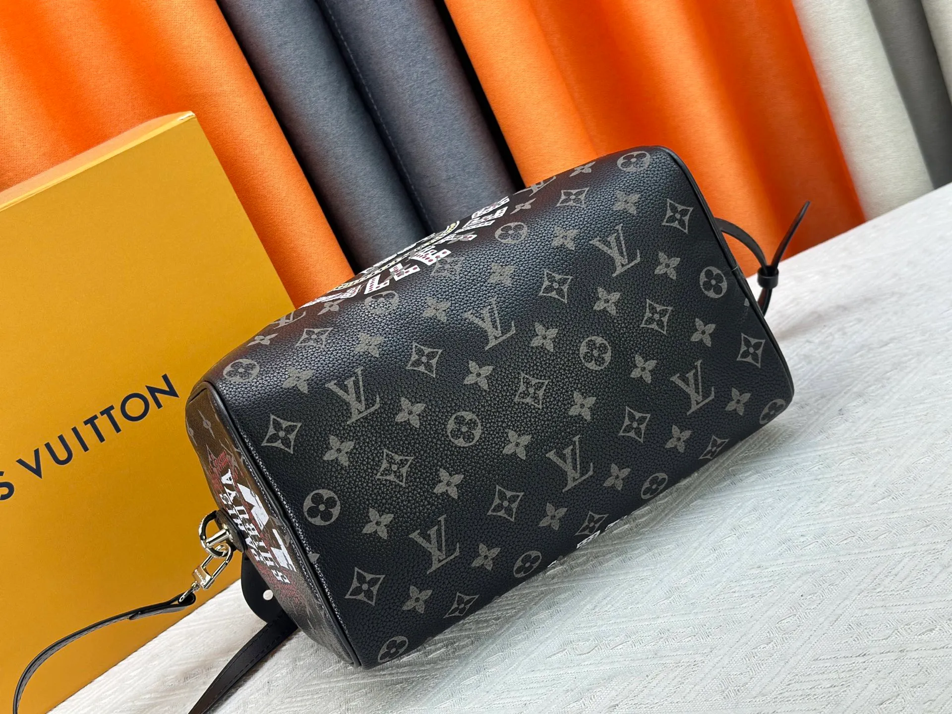 P320 upgraded original M26174 M26175 M26176 M26178 M26180 M24424 LV Speedy 30 Graffiti Pillow Bag Travel Bag Logo-level eye-catching texture and elegant temperament, casual and versatile, which is also the main reason why I bought it. With the soft and tender lambskin material, in short, it can handle various styles of commuting and leisure bags, and it is not a loss. Dimensions: 30×21x17