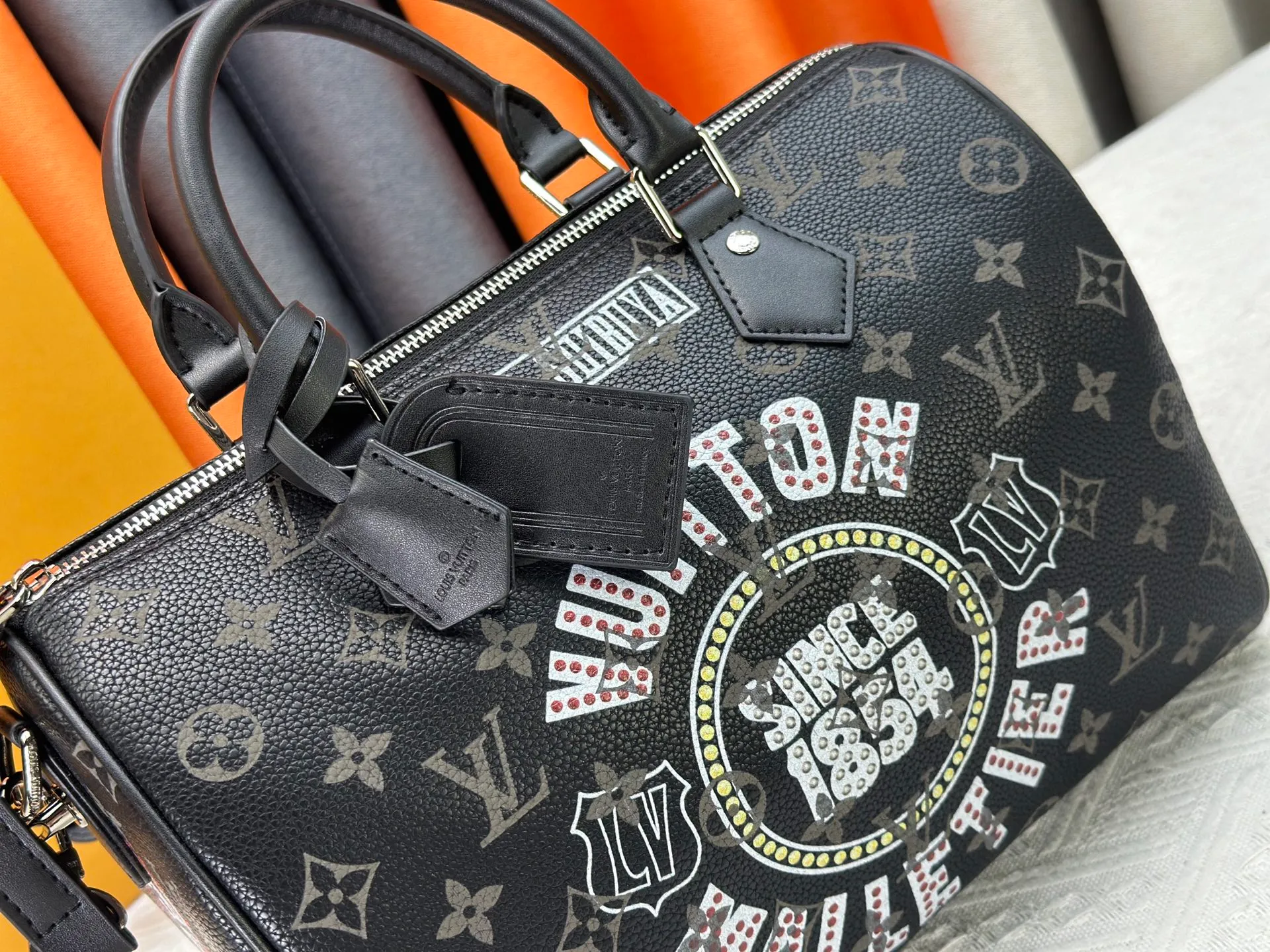 P320 upgraded original M26174 M26175 M26176 M26178 M26180 M24424 LV Speedy 30 Graffiti Pillow Bag Travel Bag Logo-level eye-catching texture and elegant temperament, casual and versatile, which is also the main reason why I bought it. With the soft and tender lambskin material, in short, it can handle various styles of commuting and leisure bags, and it is not a loss. Dimensions: 30×21x17