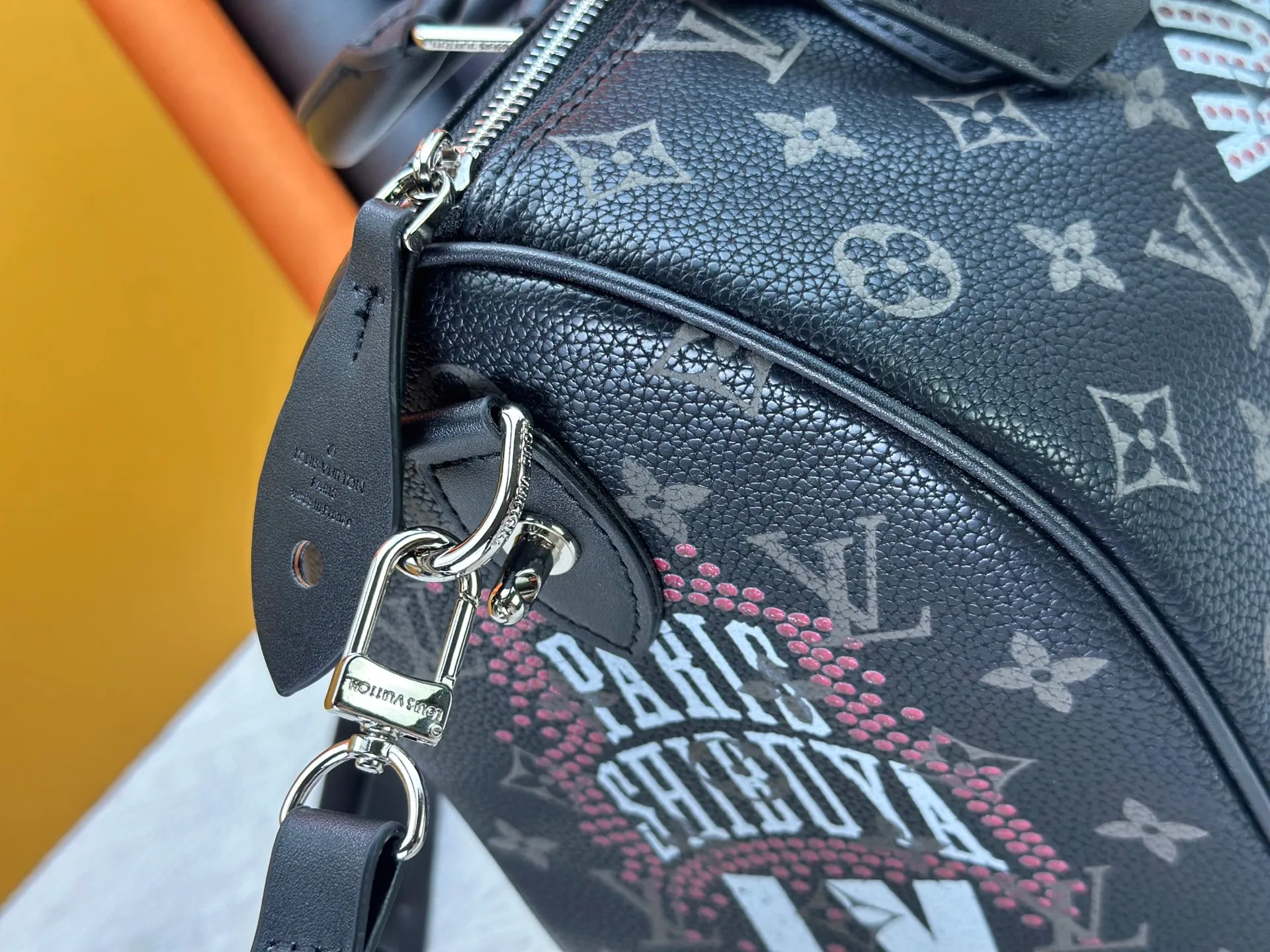 P320 upgraded original M26174 M26175 M26176 M26178 M26180 M24424 LV Speedy 30 Graffiti Pillow Bag Travel Bag Logo-level eye-catching texture and elegant temperament, casual and versatile, which is also the main reason why I bought it. With the soft and tender lambskin material, in short, it can handle various styles of commuting and leisure bags, and it is not a loss. Dimensions: 30×21x17