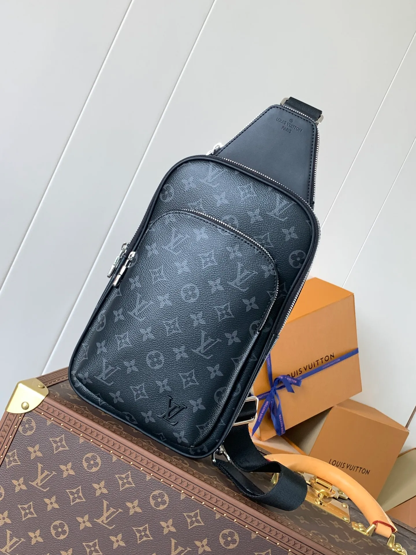 💰860 Top Original Transcoding Chip Style Number: M46327 Black Flower This Avenue shoulder bag is made of Damier Graphite canvas and is decorated with a Louis Vuitton Paris logo leather patch on the front outer pocket. The adjustable nylon shoulder straps can be fixed on the left and right sides with D-rings, while the canvas straps and lining are sustainable. Damier Graphite coated canvas - Calfskin trim - Textile lining - Square hardware on the front - Main compartment - Zip front pocket - Small top zip pocket - Shoulder strap, non-detachable, adjustable! Size:20x31x7CM