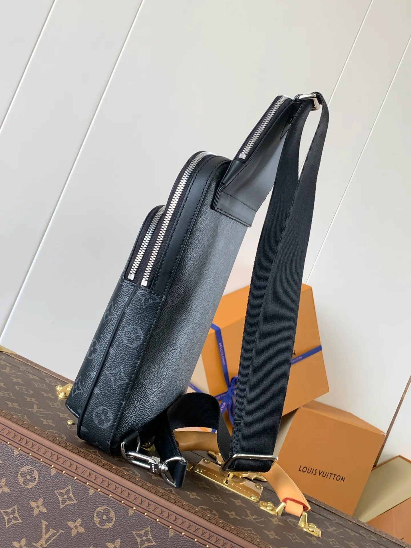 💰860 Top Original Transcoding Chip Style Number: M46327 Black Flower This Avenue shoulder bag is made of Damier Graphite canvas and is decorated with a Louis Vuitton Paris logo leather patch on the front outer pocket. The adjustable nylon shoulder straps can be fixed on the left and right sides with D-rings, while the canvas straps and lining are sustainable. Damier Graphite coated canvas - Calfskin trim - Textile lining - Square hardware on the front - Main compartment - Zip front pocket - Small top zip pocket - Shoulder strap, non-detachable, adjustable! Size:20x31x7CM