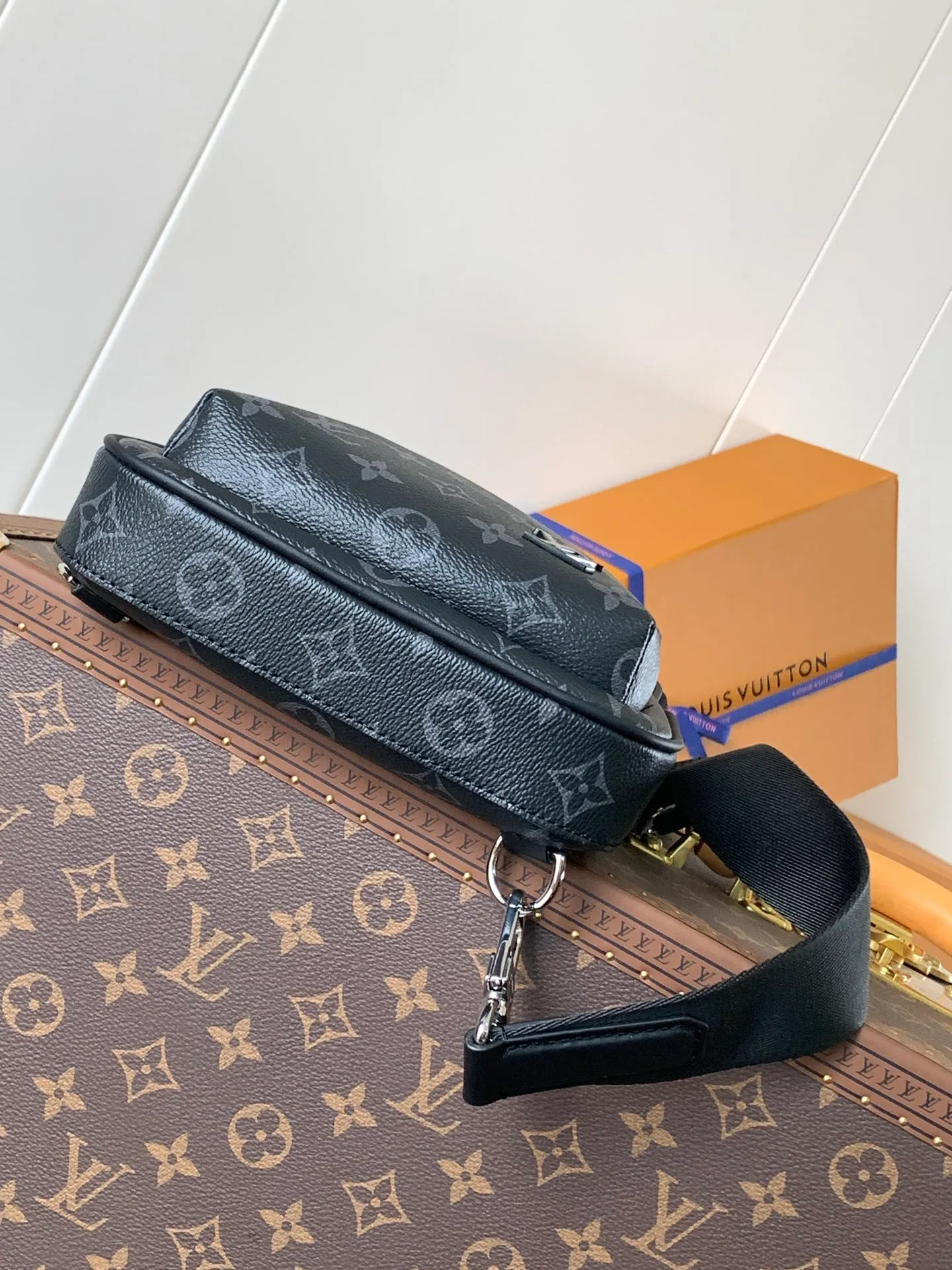 💰860 Top Original Transcoding Chip Style Number: M46327 Black Flower This Avenue shoulder bag is made of Damier Graphite canvas and is decorated with a Louis Vuitton Paris logo leather patch on the front outer pocket. The adjustable nylon shoulder straps can be fixed on the left and right sides with D-rings, while the canvas straps and lining are sustainable. Damier Graphite coated canvas - Calfskin trim - Textile lining - Square hardware on the front - Main compartment - Zip front pocket - Small top zip pocket - Shoulder strap, non-detachable, adjustable! Size:20x31x7CM
