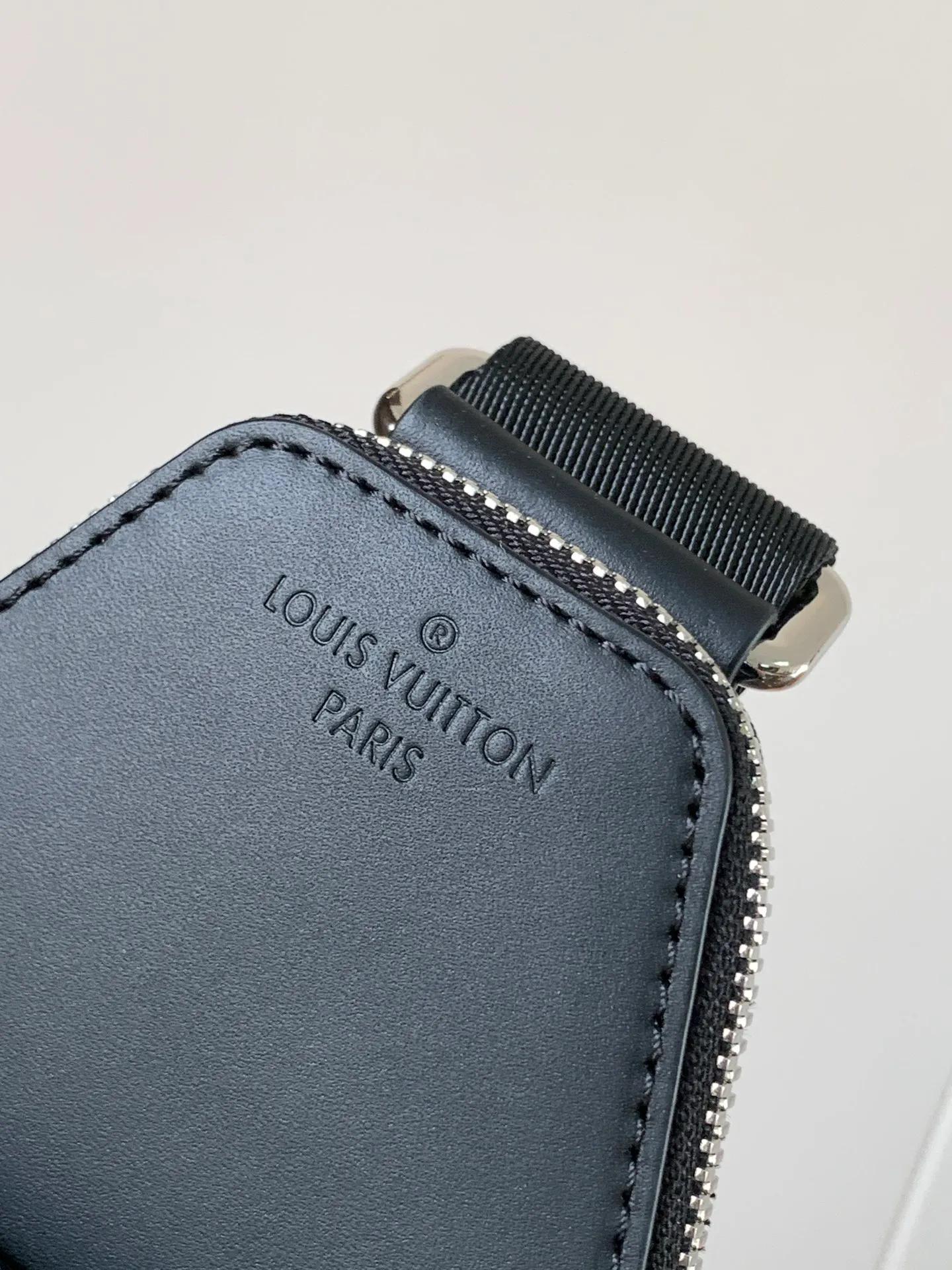💰860 Top Original Transcoding Chip Style Number: M46327 Black Flower This Avenue shoulder bag is made of Damier Graphite canvas and is decorated with a Louis Vuitton Paris logo leather patch on the front outer pocket. The adjustable nylon shoulder straps can be fixed on the left and right sides with D-rings, while the canvas straps and lining are sustainable. Damier Graphite coated canvas - Calfskin trim - Textile lining - Square hardware on the front - Main compartment - Zip front pocket - Small top zip pocket - Shoulder strap, non-detachable, adjustable! Size:20x31x7CM