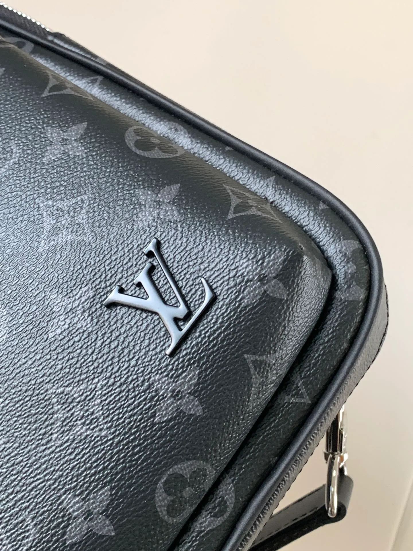 💰860 Top Original Transcoding Chip Style Number: M46327 Black Flower This Avenue shoulder bag is made of Damier Graphite canvas and is decorated with a Louis Vuitton Paris logo leather patch on the front outer pocket. The adjustable nylon shoulder straps can be fixed on the left and right sides with D-rings, while the canvas straps and lining are sustainable. Damier Graphite coated canvas - Calfskin trim - Textile lining - Square hardware on the front - Main compartment - Zip front pocket - Small top zip pocket - Shoulder strap, non-detachable, adjustable! Size:20x31x7CM