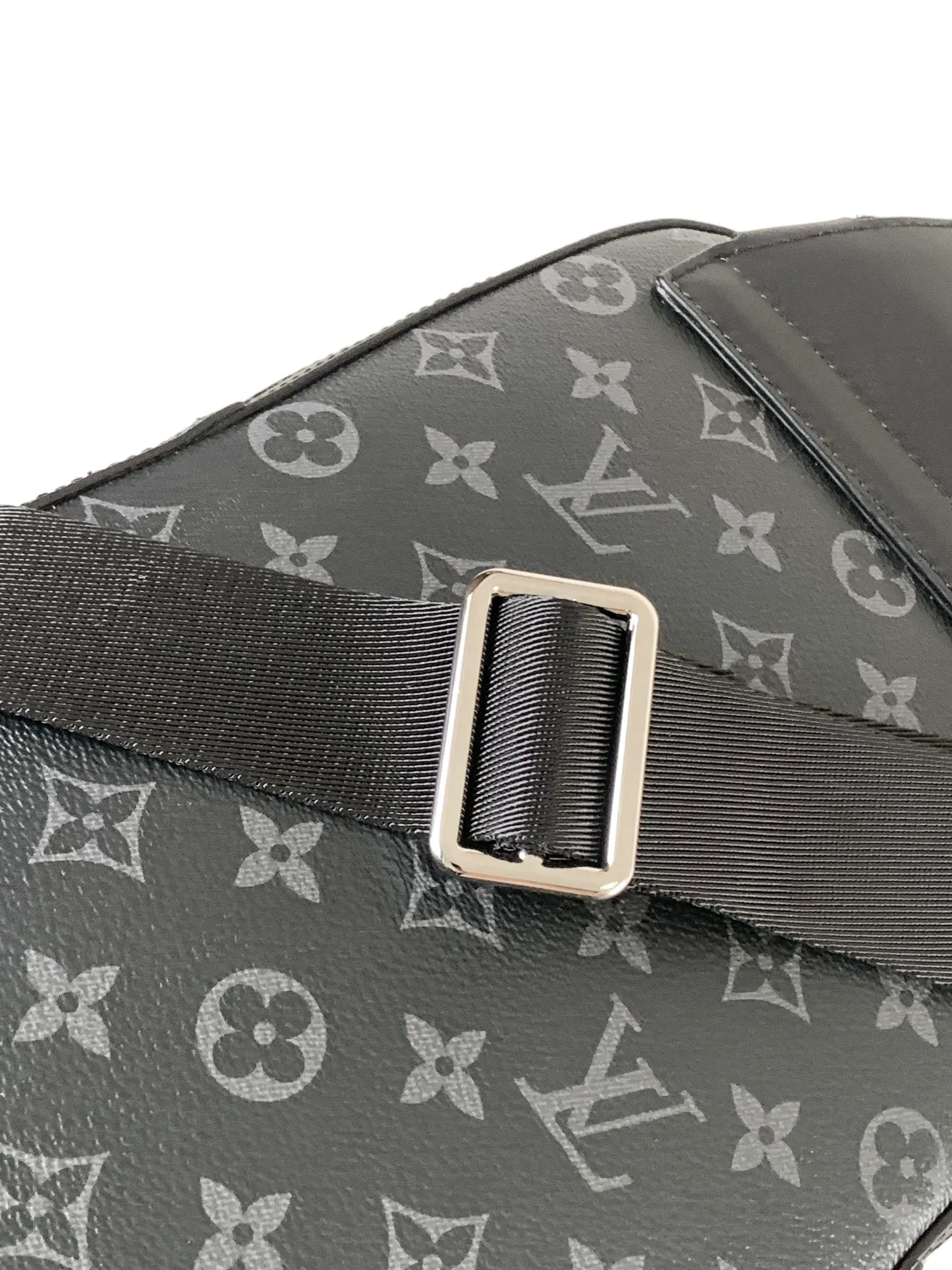 💰860 Top Original Transcoding Chip Style Number: M46327 Black Flower This Avenue shoulder bag is made of Damier Graphite canvas and is decorated with a Louis Vuitton Paris logo leather patch on the front outer pocket. The adjustable nylon shoulder straps can be fixed on the left and right sides with D-rings, while the canvas straps and lining are sustainable. Damier Graphite coated canvas - Calfskin trim - Textile lining - Square hardware on the front - Main compartment - Zip front pocket - Small top zip pocket - Shoulder strap, non-detachable, adjustable! Size:20x31x7CM