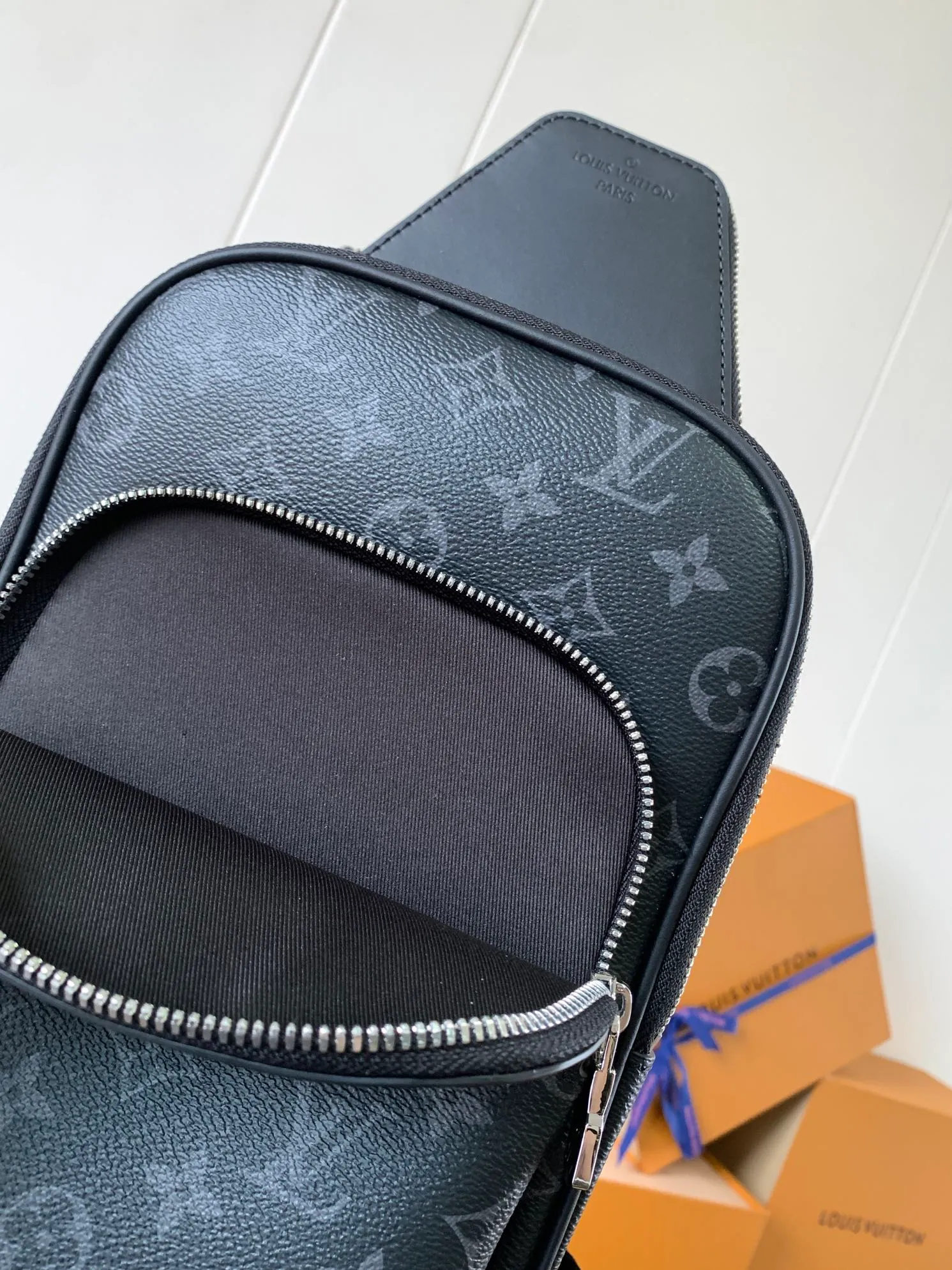 💰860 Top Original Transcoding Chip Style Number: M46327 Black Flower This Avenue shoulder bag is made of Damier Graphite canvas and is decorated with a Louis Vuitton Paris logo leather patch on the front outer pocket. The adjustable nylon shoulder straps can be fixed on the left and right sides with D-rings, while the canvas straps and lining are sustainable. Damier Graphite coated canvas - Calfskin trim - Textile lining - Square hardware on the front - Main compartment - Zip front pocket - Small top zip pocket - Shoulder strap, non-detachable, adjustable! Size:20x31x7CM