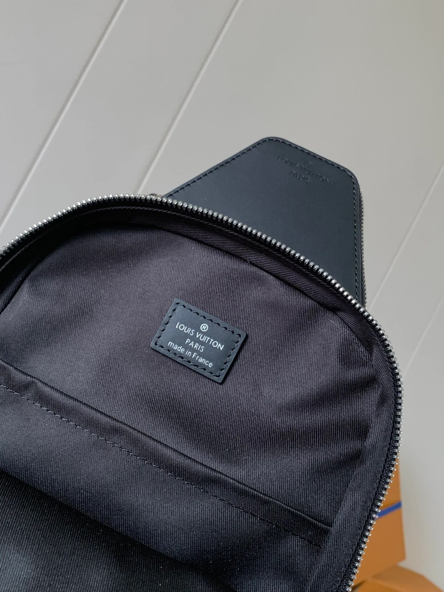 💰860 Top Original Transcoding Chip Style Number: M46327 Black Flower This Avenue shoulder bag is made of Damier Graphite canvas and is decorated with a Louis Vuitton Paris logo leather patch on the front outer pocket. The adjustable nylon shoulder straps can be fixed on the left and right sides with D-rings, while the canvas straps and lining are sustainable. Damier Graphite coated canvas - Calfskin trim - Textile lining - Square hardware on the front - Main compartment - Zip front pocket - Small top zip pocket - Shoulder strap, non-detachable, adjustable! Size:20x31x7CM
