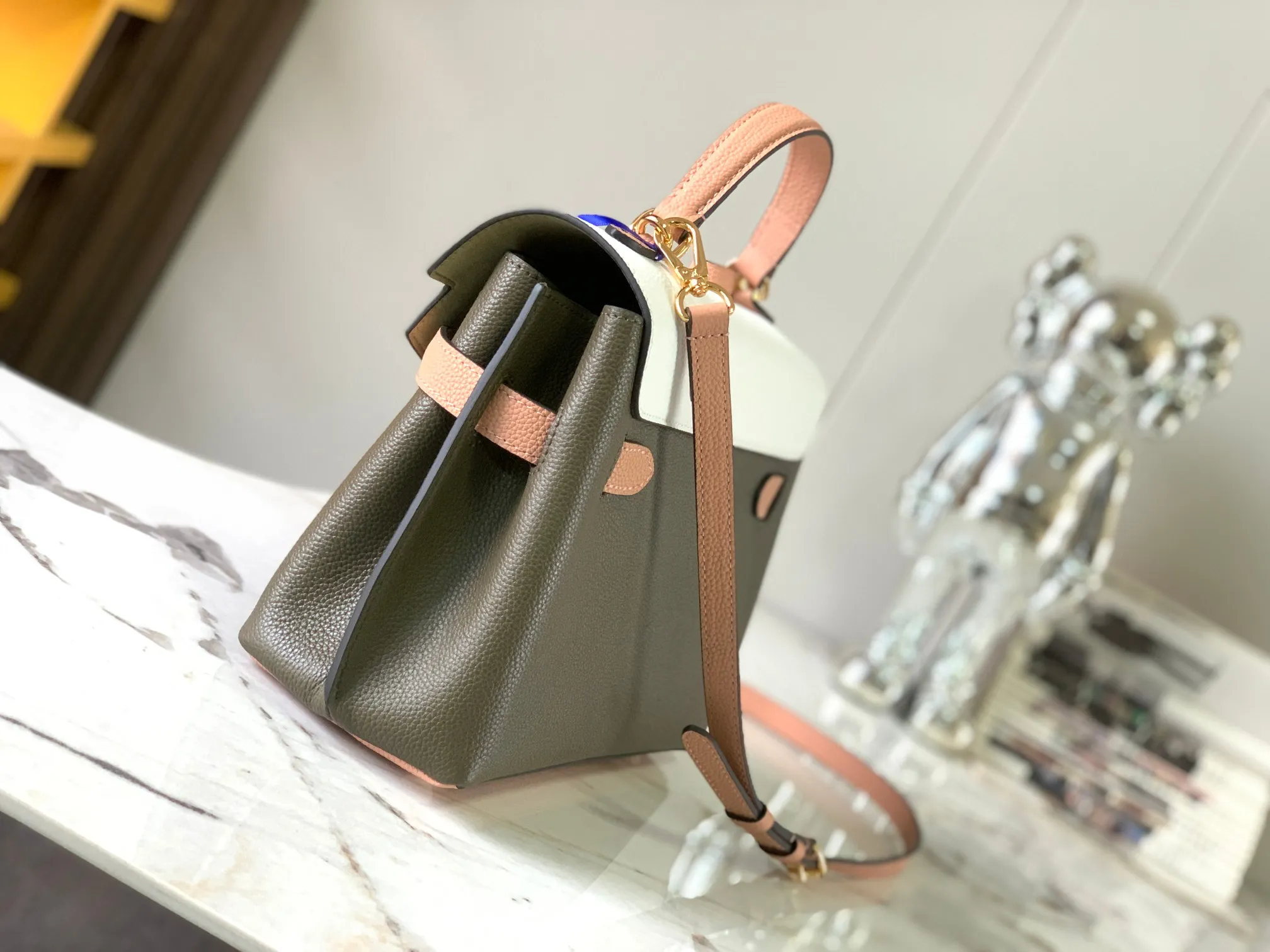 P 1440 [Original leather 💋M20797 olive green with khaki] Lockme Ever BB handbag condenses the essence and elegantly accommodates daily needs in BB size. Soft calf leather shapes the clamshell design and smooth lines, releasing modern charm. The leather shoulder strap allows for shoulder or cross-body carry. Detailed size: 28×20×11.5cm