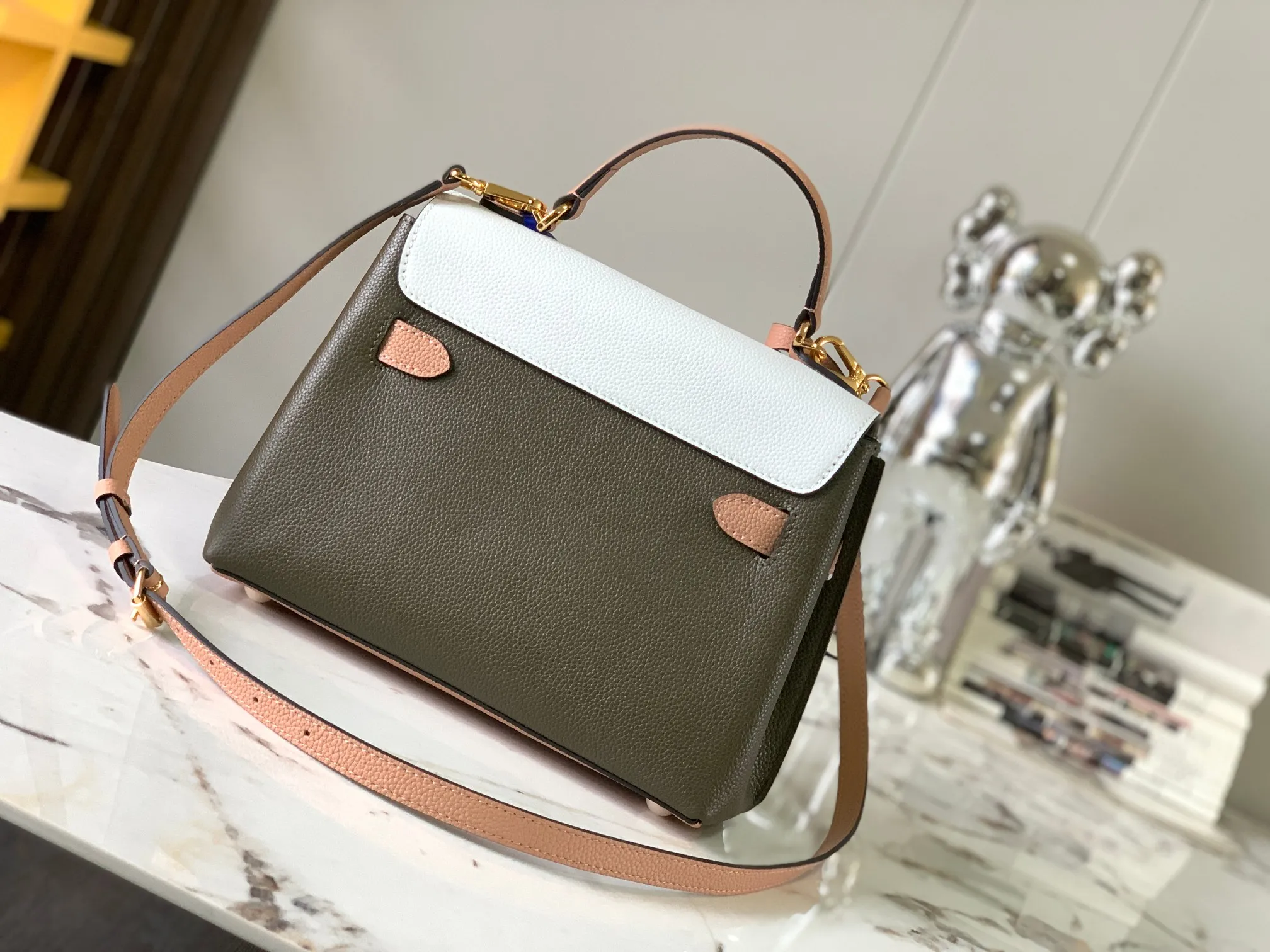 P 1440 [Original leather 💋M20797 olive green with khaki] Lockme Ever BB handbag condenses the essence and elegantly accommodates daily needs in BB size. Soft calf leather shapes the clamshell design and smooth lines, releasing modern charm. The leather shoulder strap allows for shoulder or cross-body carry. Detailed size: 28×20×11.5cm