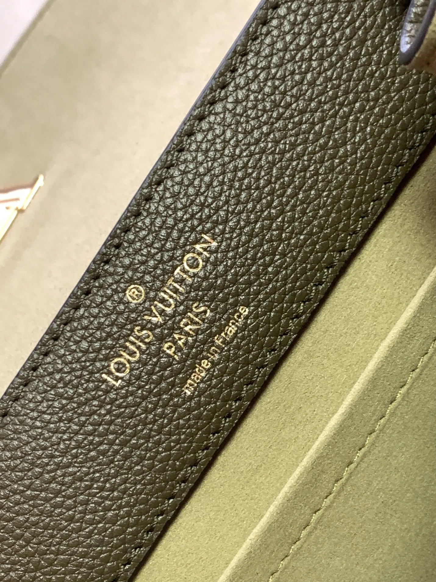 P 1440 [Original leather 💋M20797 olive green with khaki] Lockme Ever BB handbag condenses the essence and elegantly accommodates daily needs in BB size. Soft calf leather shapes the clamshell design and smooth lines, releasing modern charm. The leather shoulder strap allows for shoulder or cross-body carry. Detailed size: 28×20×11.5cm