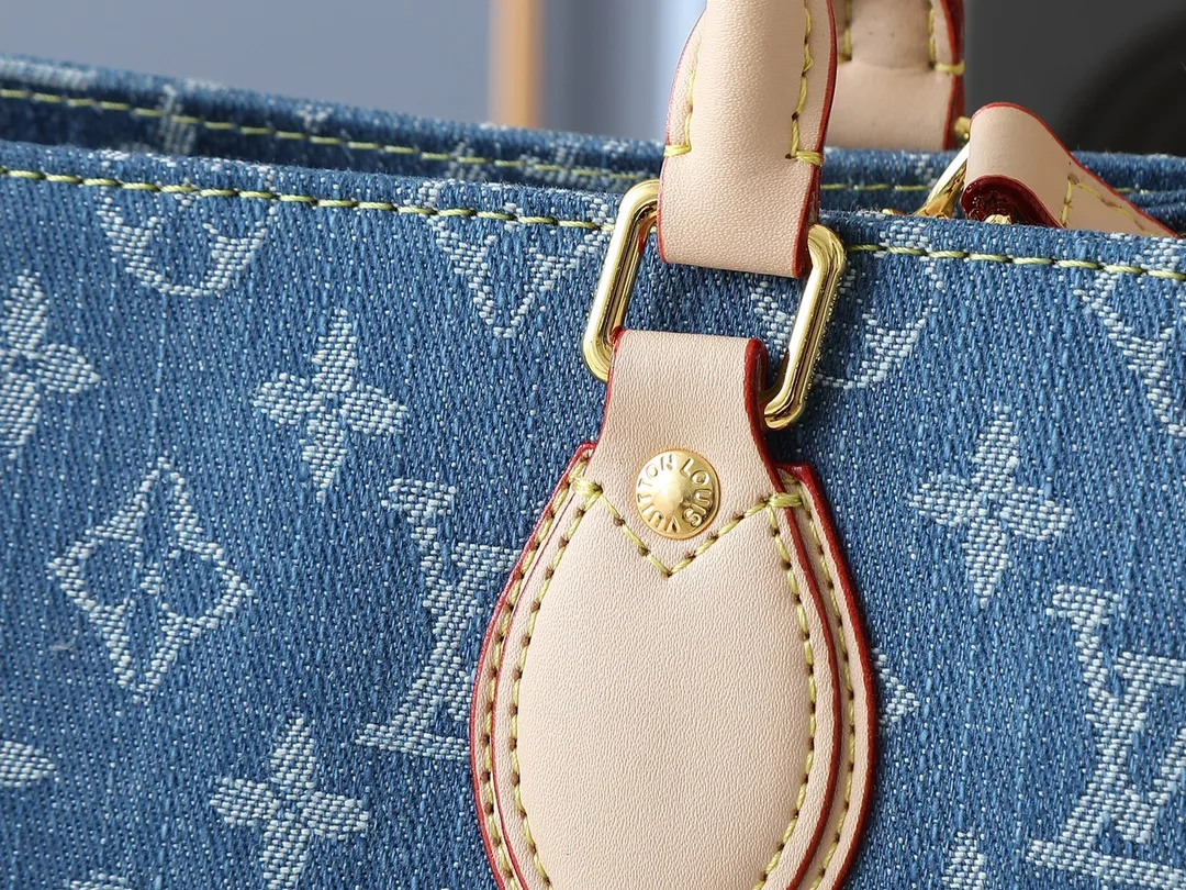 💰260💰Upgraded original M14633 M46373 blue denim denim square bag This OnTheGo small handbag is made of cotton denim woven with Monogram pattern. It is bleached and sand washed to present a retro style. Detachable and Adjustable Shoulder Strap for a Subtle Fit The detachable shoulder strap makes it easy to carry small items like an iPad Mini with you. Detailed features 25x 19 x 11.5 cm.