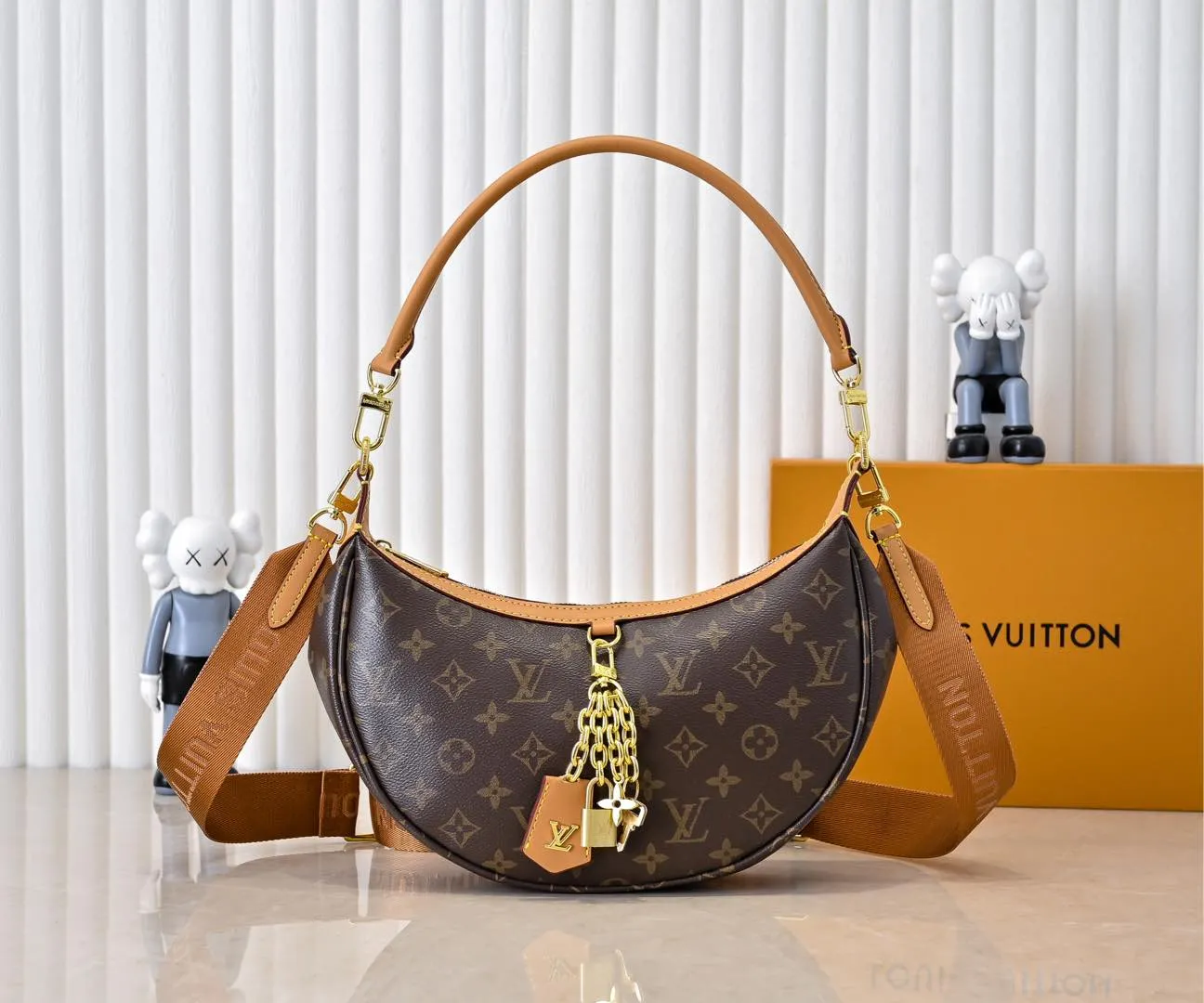 Batch 240💰Upgraded from the original M12939, the new loop hobo handbag is made of monogram coated canvas and monogram reverse coated canvas, with leather corners to define the trendy half-moon silhouette. Both detachable handles and adjustable shoulder strap allow for a variety of carrying options. Dimensions: 22x9x33 cm (HxWxL)