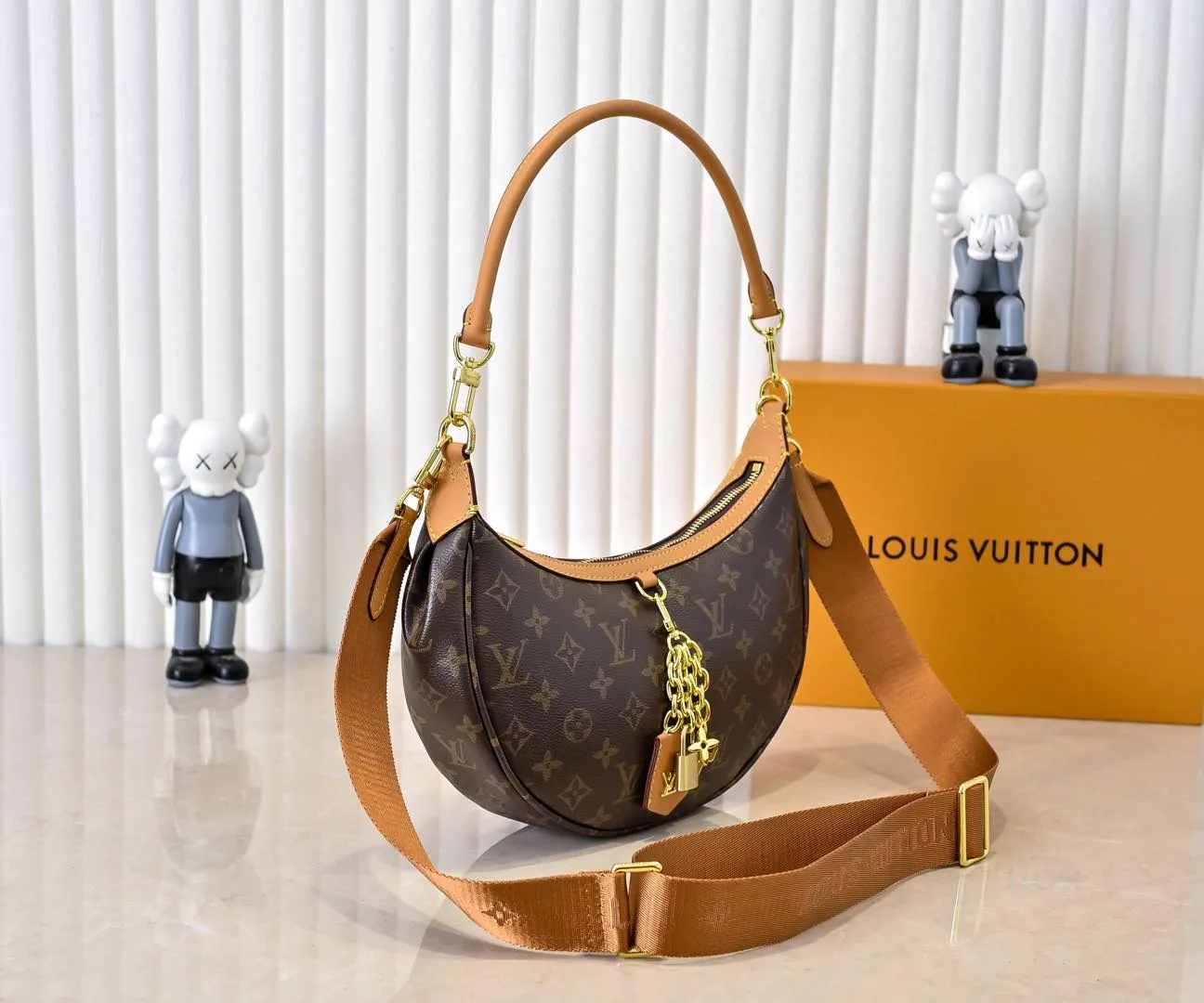 Batch 240💰Upgraded from the original M12939, the new loop hobo handbag is made of monogram coated canvas and monogram reverse coated canvas, with leather corners to define the trendy half-moon silhouette. Both detachable handles and adjustable shoulder strap allow for a variety of carrying options. Dimensions: 22x9x33 cm (HxWxL)