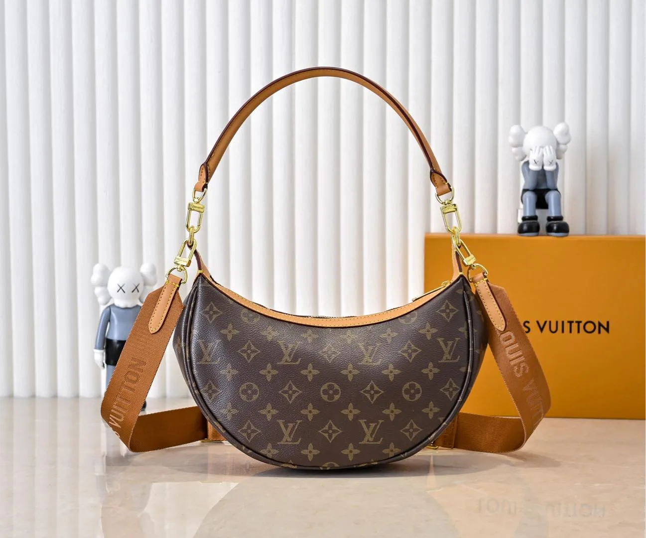 Batch 240💰Upgraded from the original M12939, the new loop hobo handbag is made of monogram coated canvas and monogram reverse coated canvas, with leather corners to define the trendy half-moon silhouette. Both detachable handles and adjustable shoulder strap allow for a variety of carrying options. Dimensions: 22x9x33 cm (HxWxL)