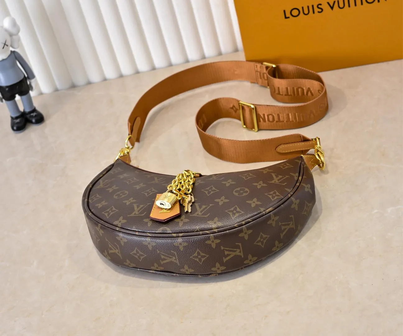 Batch 240💰Upgraded from the original M12939, the new loop hobo handbag is made of monogram coated canvas and monogram reverse coated canvas, with leather corners to define the trendy half-moon silhouette. Both detachable handles and adjustable shoulder strap allow for a variety of carrying options. Dimensions: 22x9x33 cm (HxWxL)