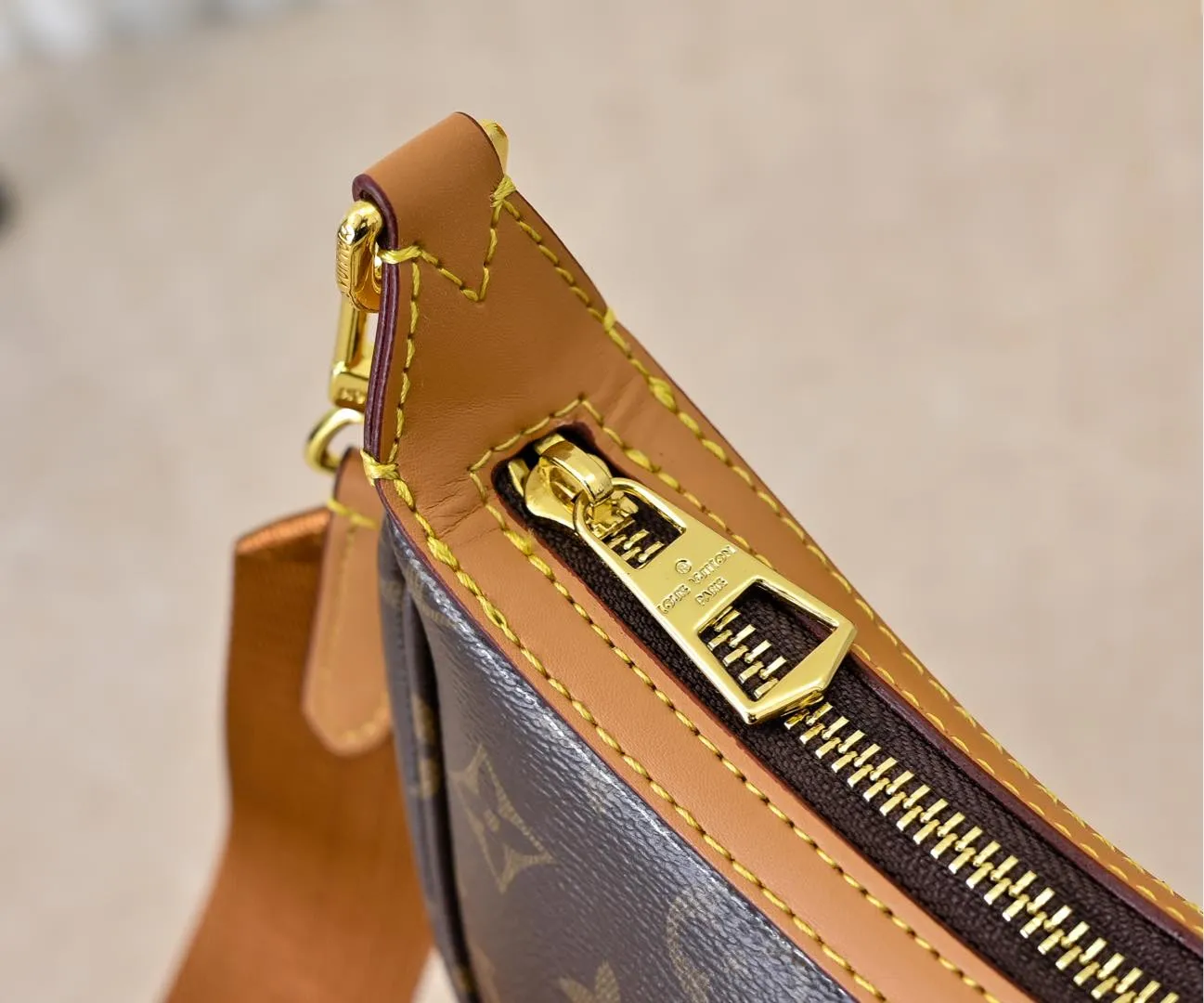 Batch 240💰Upgraded from the original M12939, the new loop hobo handbag is made of monogram coated canvas and monogram reverse coated canvas, with leather corners to define the trendy half-moon silhouette. Both detachable handles and adjustable shoulder strap allow for a variety of carrying options. Dimensions: 22x9x33 cm (HxWxL)