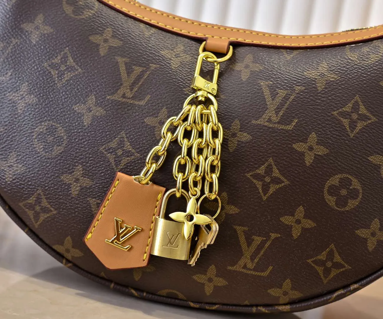 Batch 240💰Upgraded from the original M12939, the new loop hobo handbag is made of monogram coated canvas and monogram reverse coated canvas, with leather corners to define the trendy half-moon silhouette. Both detachable handles and adjustable shoulder strap allow for a variety of carrying options. Dimensions: 22x9x33 cm (HxWxL)