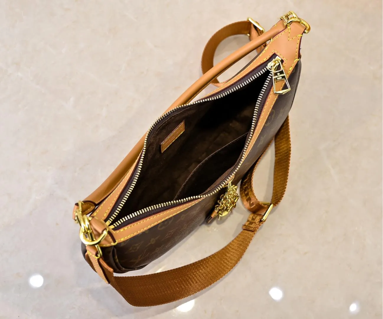 Batch 240💰Upgraded from the original M12939, the new loop hobo handbag is made of monogram coated canvas and monogram reverse coated canvas, with leather corners to define the trendy half-moon silhouette. Both detachable handles and adjustable shoulder strap allow for a variety of carrying options. Dimensions: 22x9x33 cm (HxWxL)
