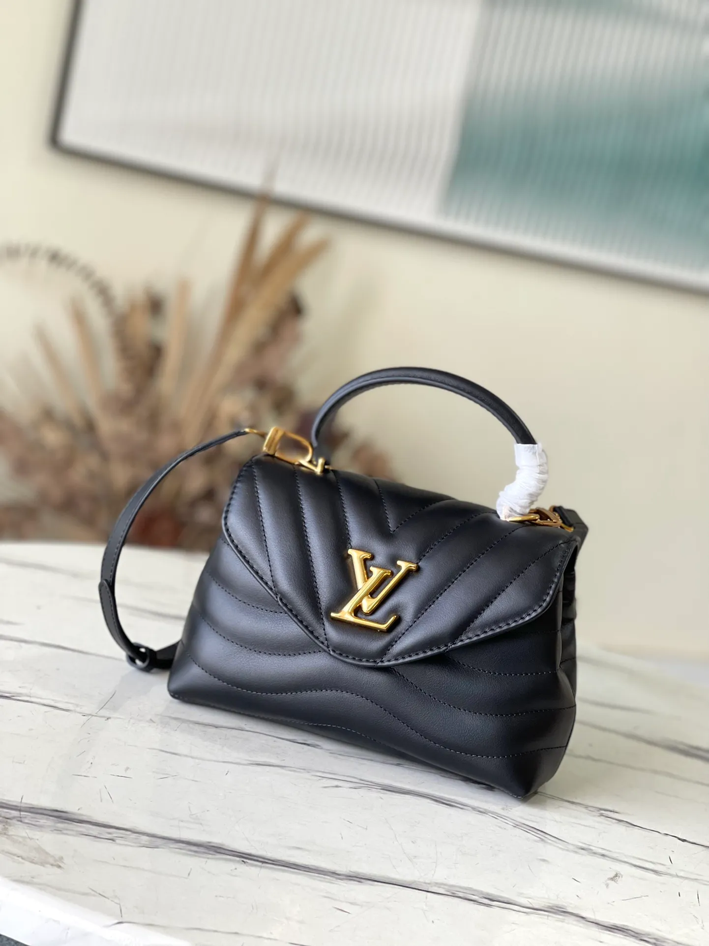 💰1180 (top layer leather) top quality original M21720 black This Hold Me handbag is a new product of its iconic New Wave quilted leather goods series, with exquisite shape and comfortable carrying. The body is smooth to the touch and features an elegant metal buckle. The removable and adjustable leather strap enhances the bag's ease of wear. Dimensions: 23 x 15 x 10 cm