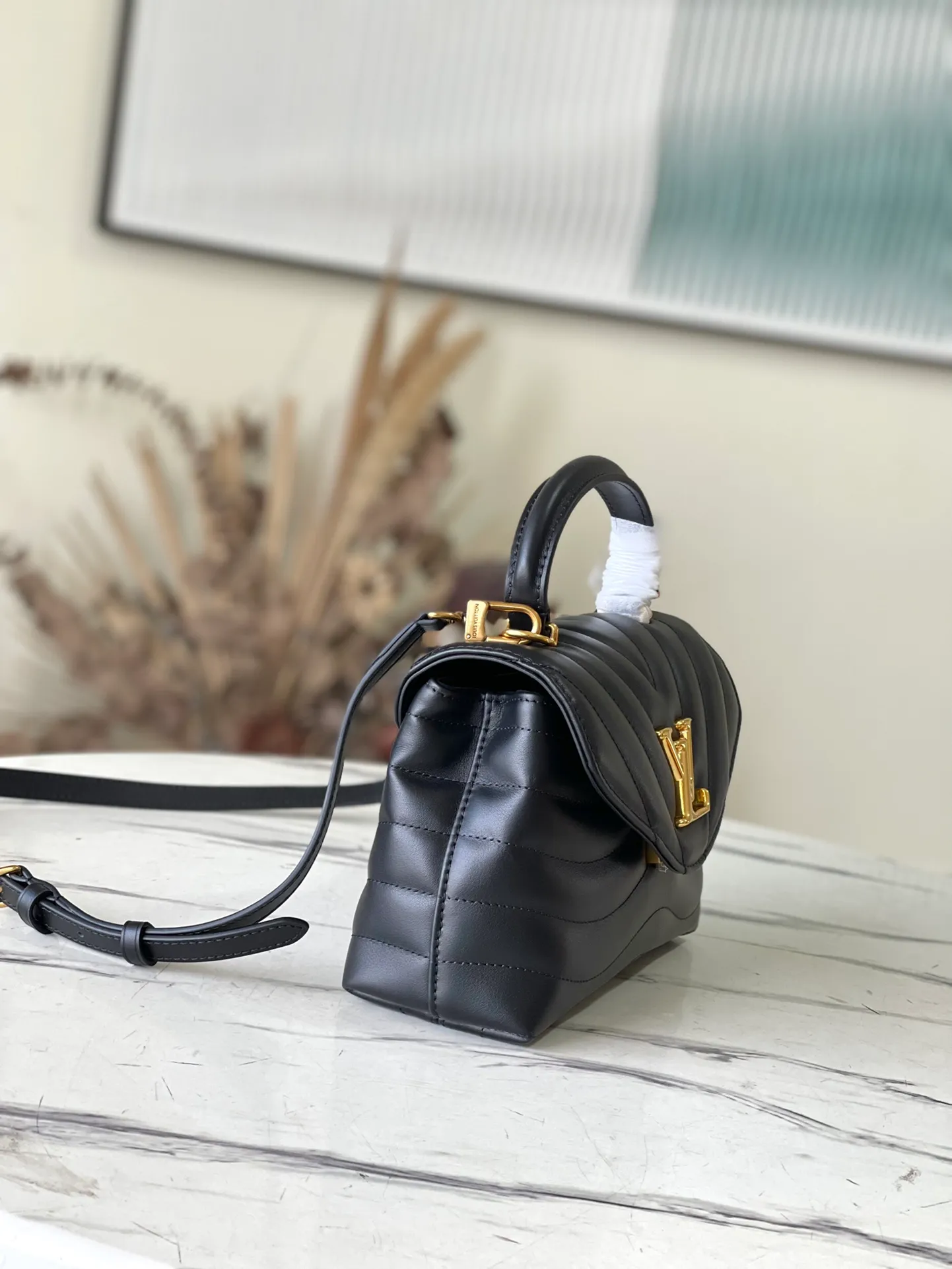 💰1180 (top layer leather) top quality original M21720 black This Hold Me handbag is a new product of its iconic New Wave quilted leather goods series, with exquisite shape and comfortable carrying. The body is smooth to the touch and features an elegant metal buckle. The removable and adjustable leather strap enhances the bag's ease of wear. Dimensions: 23 x 15 x 10 cm