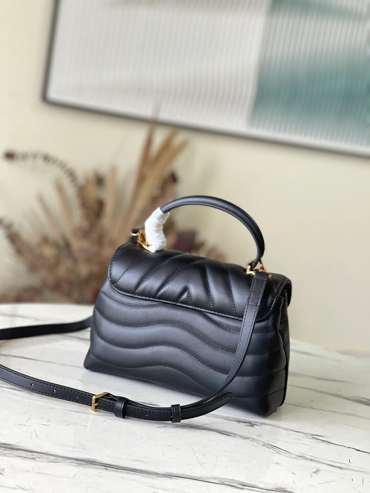 💰1180 (top layer leather) top quality original M21720 black This Hold Me handbag is a new product of its iconic New Wave quilted leather goods series, with exquisite shape and comfortable carrying. The body is smooth to the touch and features an elegant metal buckle. The removable and adjustable leather strap enhances the bag's ease of wear. Dimensions: 23 x 15 x 10 cm