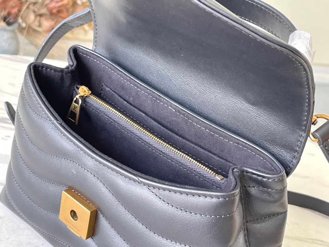 💰1180 (top layer leather) top quality original M21720 black This Hold Me handbag is a new product of its iconic New Wave quilted leather goods series, with exquisite shape and comfortable carrying. The body is smooth to the touch and features an elegant metal buckle. The removable and adjustable leather strap enhances the bag's ease of wear. Dimensions: 23 x 15 x 10 cm