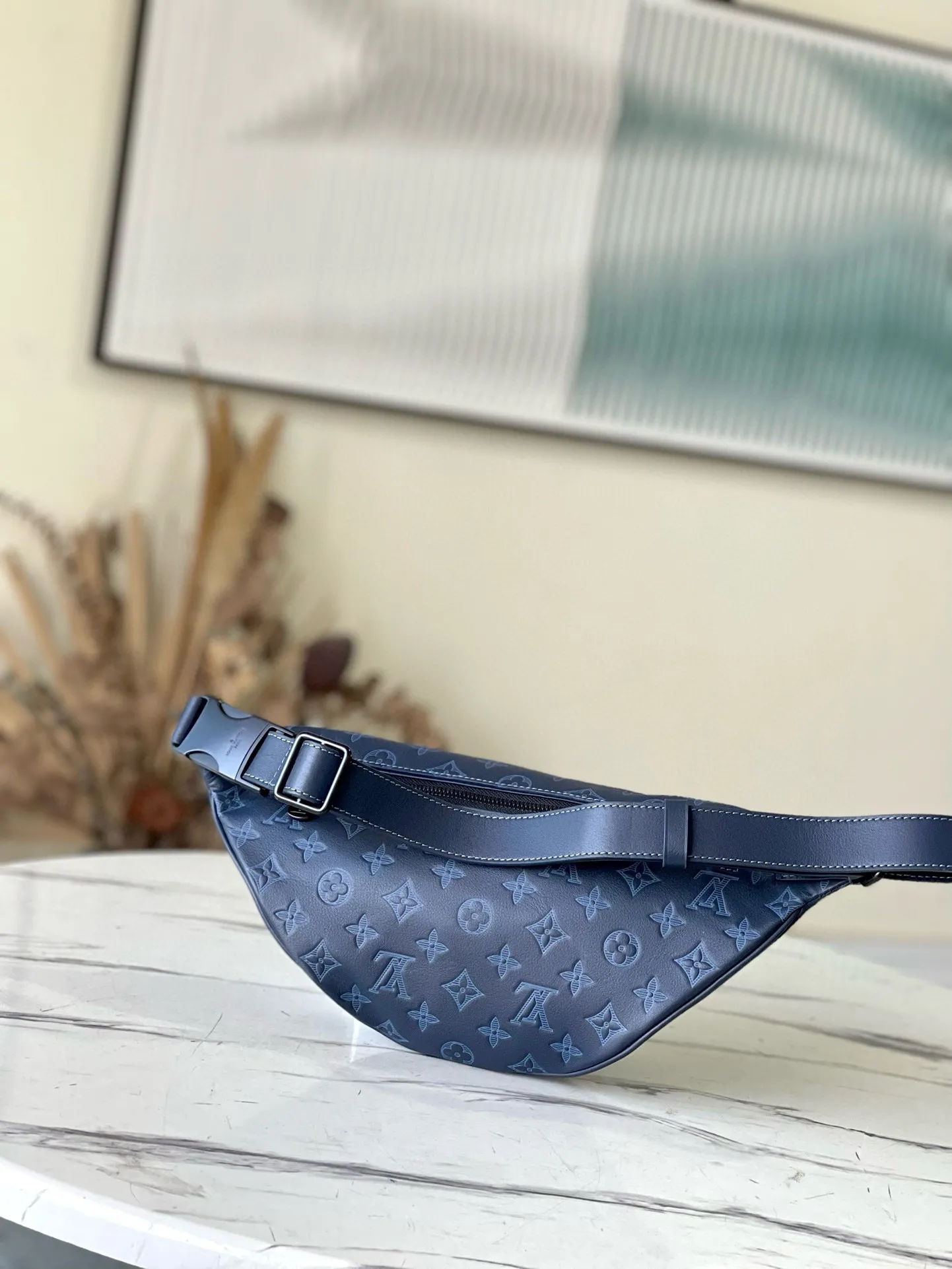 💰840 (top layer leather) top original M45729 orchid new version. This Discovery waist bag is made of Monogram Eclipse canvas, combining casual fashion and modern functionality. The shape is ergonomic and equipped with an adjustable strap, which can be worn around the waist, carried on the shoulder or hung casually on the chest. Zippered pockets on the front and back provide easy access to your phone, cards and keys. Dimensions: 44 x 15 x 9 xerox